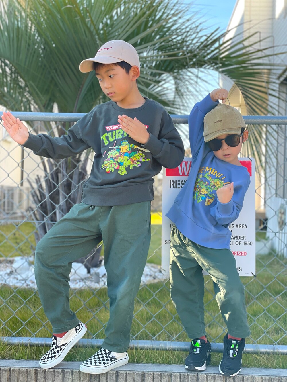 グレー系のスウェット、ブルー系のスウェット、グリーン系のその他パンツを着用したキッズの秋コーディネートの2枚目の写真