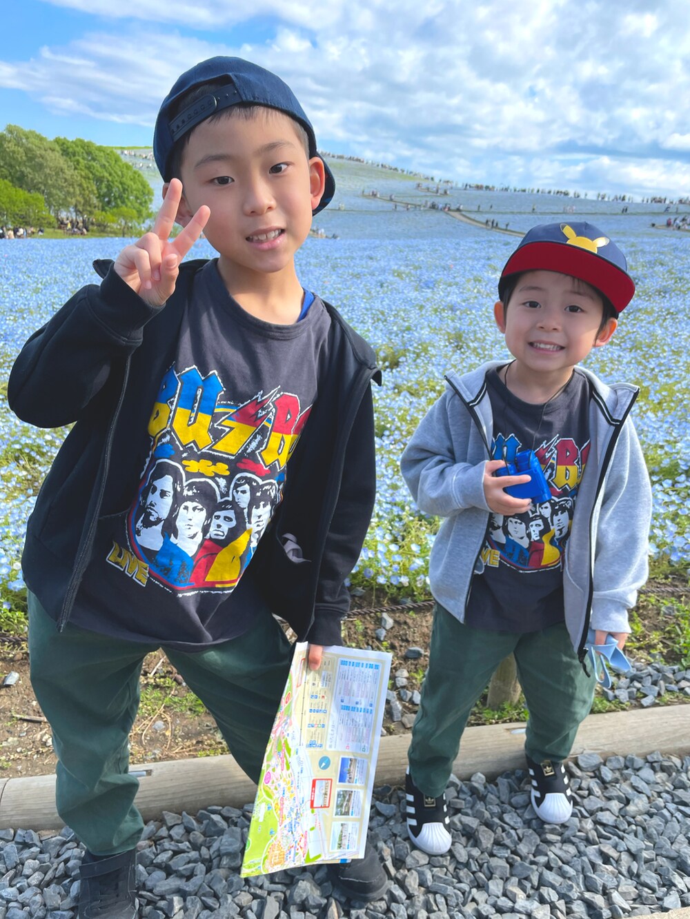 グレー系のTシャツ/カットソー、グレー系のTシャツ/カットソー、グリーン系のその他パンツを着用したキッズの春コーディネートの2枚目の写真