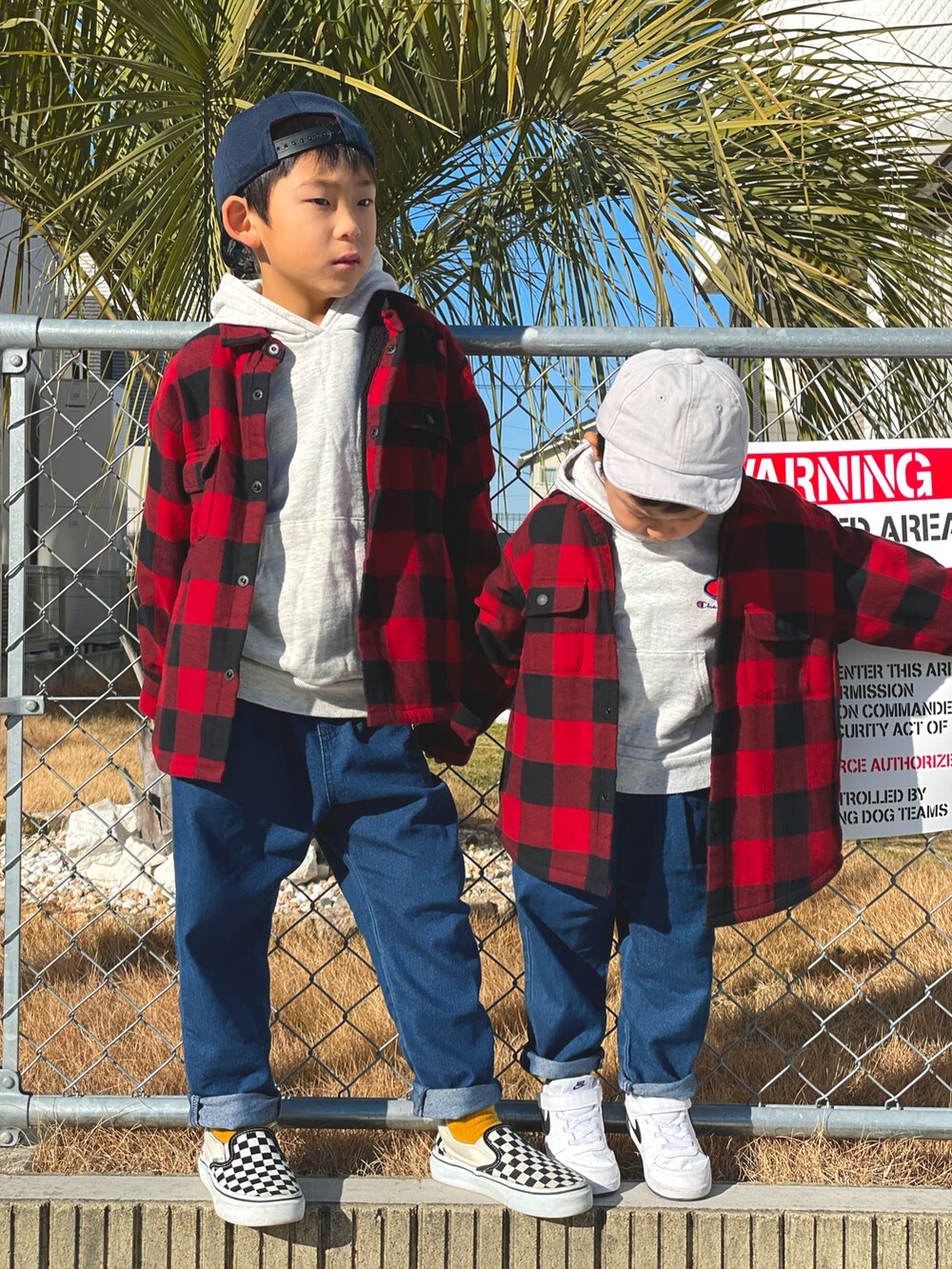 ブルー系のデニムパンツ、ブルー系のデニムパンツ、ホワイト系のスニーカーを着用したキッズの冬コーディネートの2枚目の写真