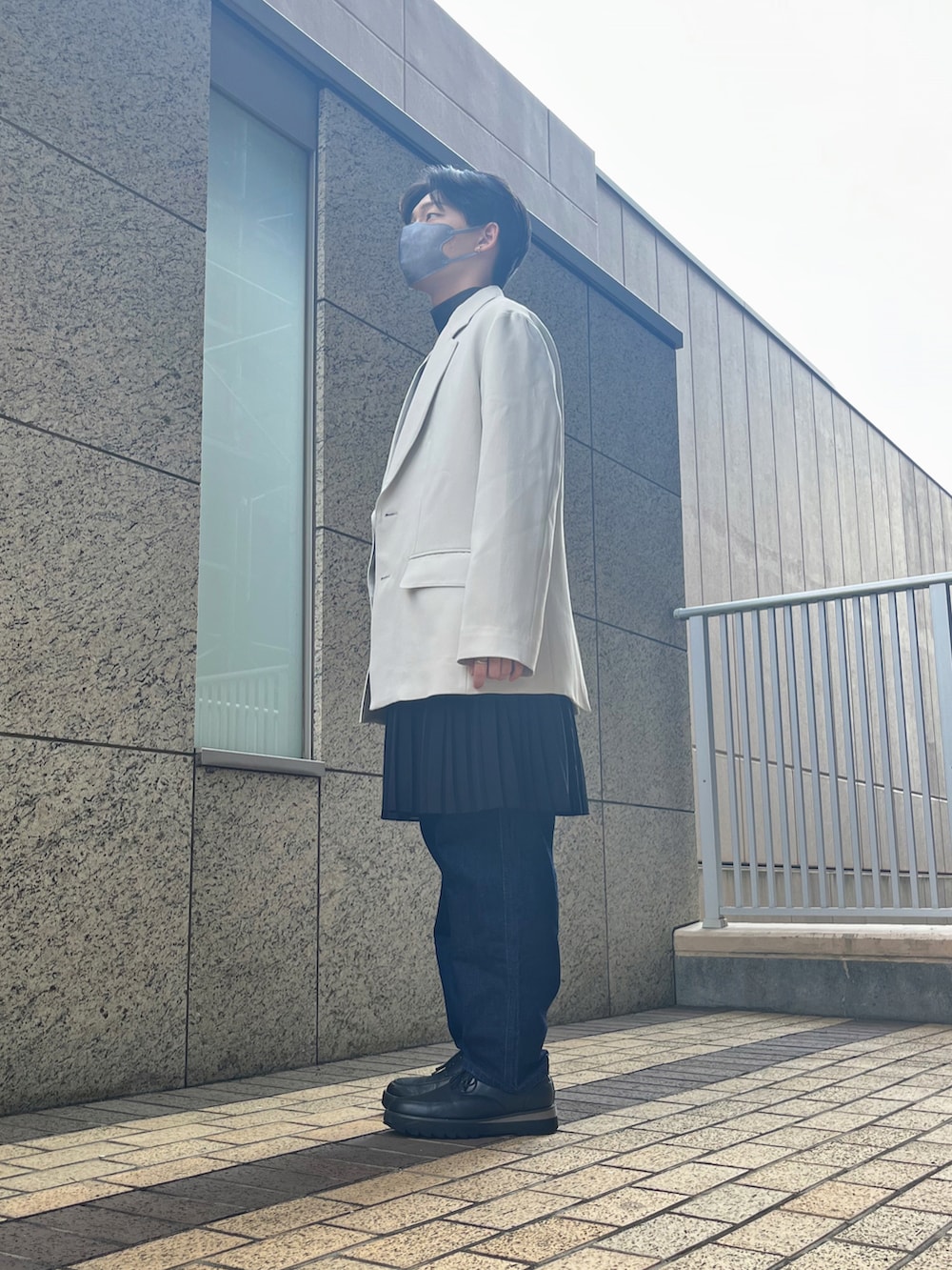 「秋服まるっと大公開、秋コーデ、お洒落さんとつながりたい、レイヤードスタイル、キレイめ、モード、差別化、ジャケット、ジャケットスタイル、メッシュ、タンクトップ、デニム、デニムパンツ、革靴、ootd」｜「LIDNMのOVERSIZED TAILORED JACKET（テーラードジャケット、ホワイト系）」を使った、はると / プチプラ×差別化・一癖さん（メンズ・166cm）の秋コーディネートの3枚目の写真