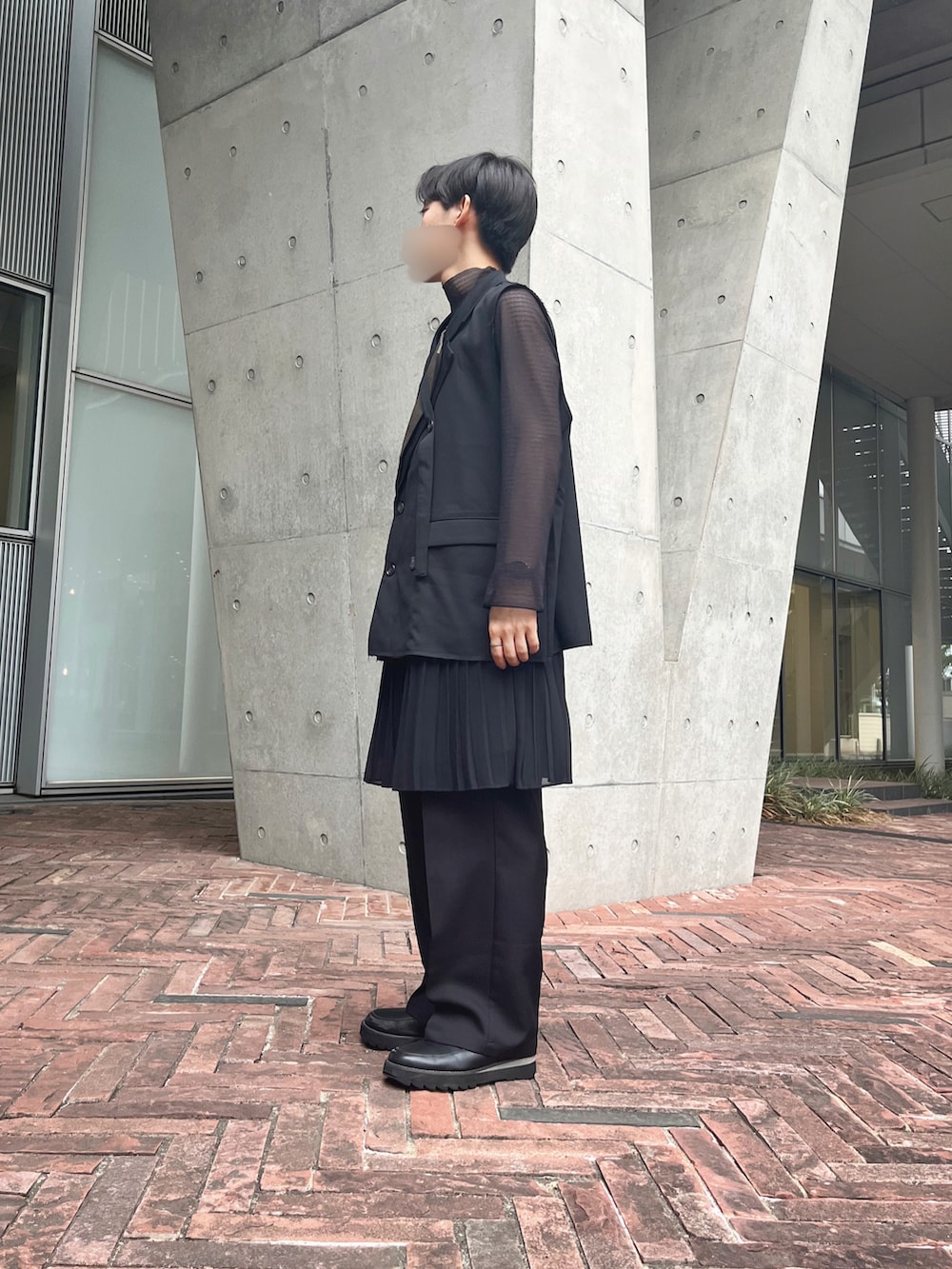 「秋服まるっと大公開、秋コーデ、シンプルスタイル、レイヤードスタイル、ベスト、メッシュ、スカート、スラックス、革靴、差別化、ブラック、ワントーンコーデ、キレイめ、モード、WEARyouthコーデ」｜「UNIQLOのアイテム（Tシャツ/カットソー、ブラック系）」を使った、はると / プチプラ×差別化・一癖さん（メンズ・166cm）の秋コーディネートの2枚目の写真