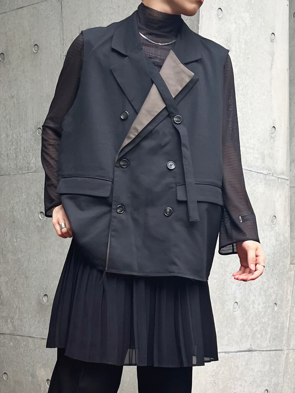 「秋服まるっと大公開、秋コーデ、シンプルスタイル、レイヤードスタイル、ベスト、メッシュ、スカート、スラックス、革靴、差別化、ブラック、ワントーンコーデ、キレイめ、モード、WEARyouthコーデ」｜「UNIQLOのアイテム（Tシャツ/カットソー、ブラック系）」を使った、はると / プチプラ×差別化・一癖さん（メンズ・166cm）の秋コーディネートの4枚目の写真