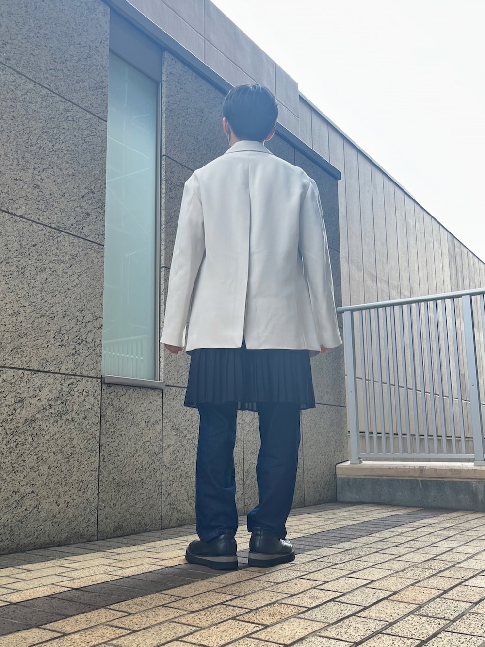 「秋服まるっと大公開、秋コーデ、お洒落さんとつながりたい、レイヤードスタイル、キレイめ、モード、差別化、ジャケット、ジャケットスタイル、メッシュ、タンクトップ、デニム、デニムパンツ、革靴、ootd」｜「LIDNMのOVERSIZED TAILORED JACKET（テーラードジャケット、ホワイト系）」を使った、はると / プチプラ×差別化・一癖さん（メンズ・166cm）の秋コーディネートの4枚目の写真