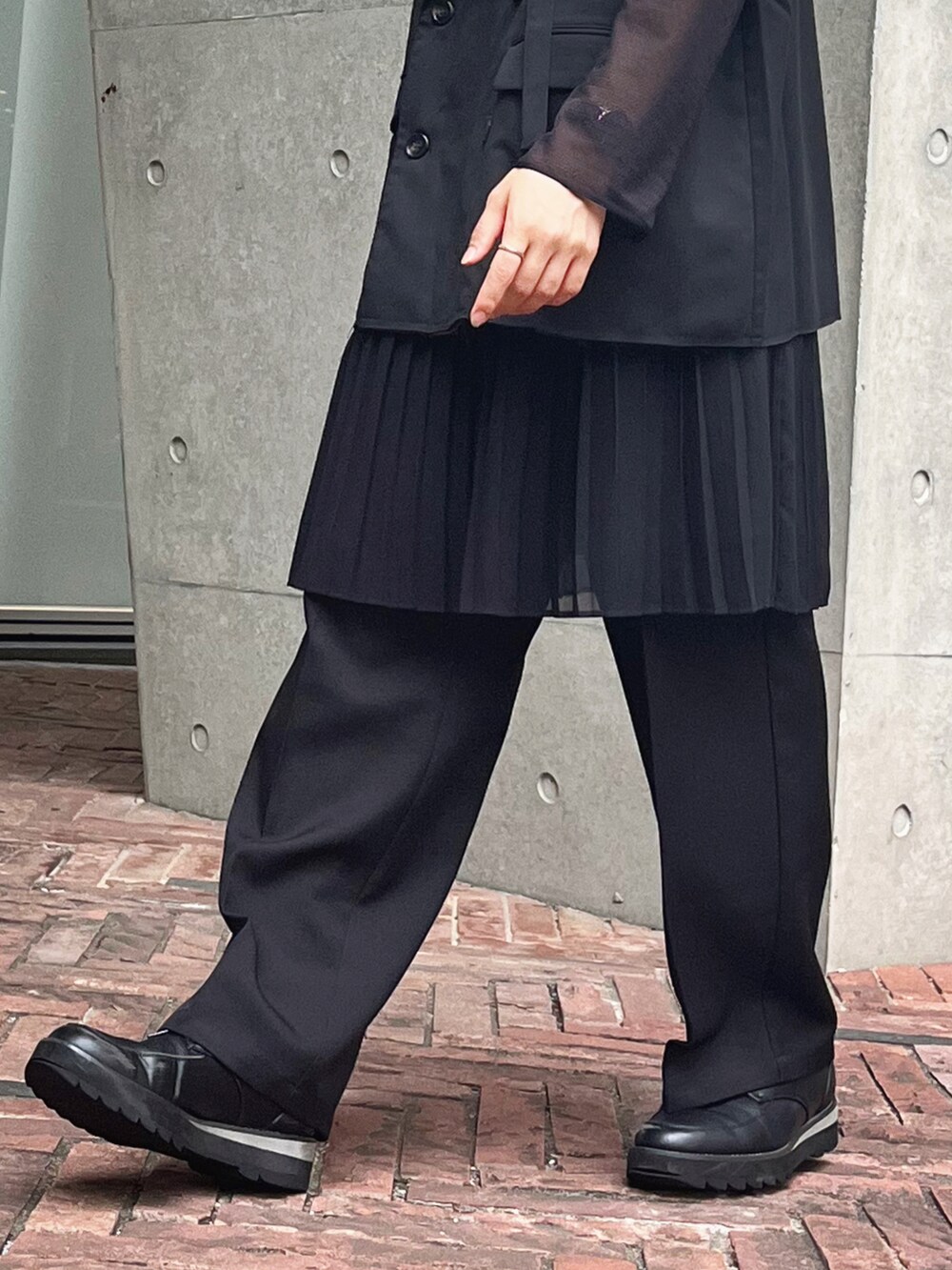 「秋服まるっと大公開、秋コーデ、シンプルスタイル、レイヤードスタイル、ベスト、メッシュ、スカート、スラックス、革靴、差別化、ブラック、ワントーンコーデ、キレイめ、モード、WEARyouthコーデ」｜「UNIQLOのアイテム（Tシャツ/カットソー、ブラック系）」を使った、はると / プチプラ×差別化・一癖さん（メンズ・166cm）の秋コーディネートの5枚目の写真