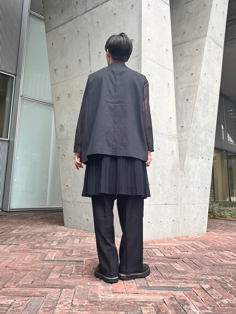 「秋服まるっと大公開、秋コーデ、シンプルスタイル、レイヤードスタイル、ベスト、メッシュ、スカート、スラックス、革靴、差別化、ブラック、ワントーンコーデ、キレイめ、モード、WEARyouthコーデ」｜「UNIQLOのアイテム（Tシャツ/カットソー、ブラック系）」を使った、はると / プチプラ×差別化・一癖さん（メンズ・166cm）の秋コーディネートの3枚目の写真