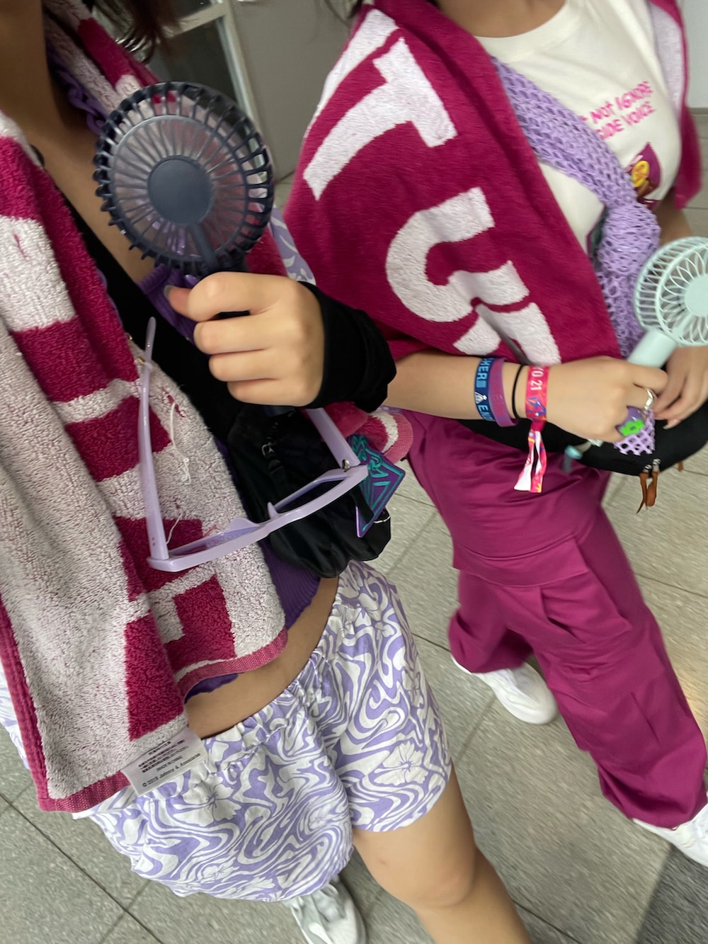 パープル系のパンツ、パープル系のシャツ/ブラウス、ホワイト系のスニーカーを着用したレディースの秋コーディネートの2枚目の写真