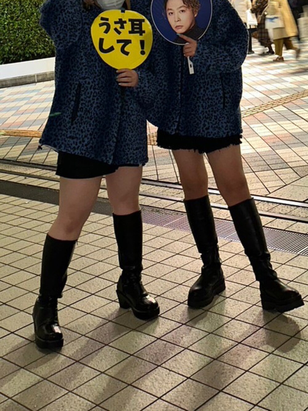 ブルー系のナイロンジャケット、グレー系のスウェット、ブラック系のブーツを着用したレディースの冬コーディネートの2枚目の写真