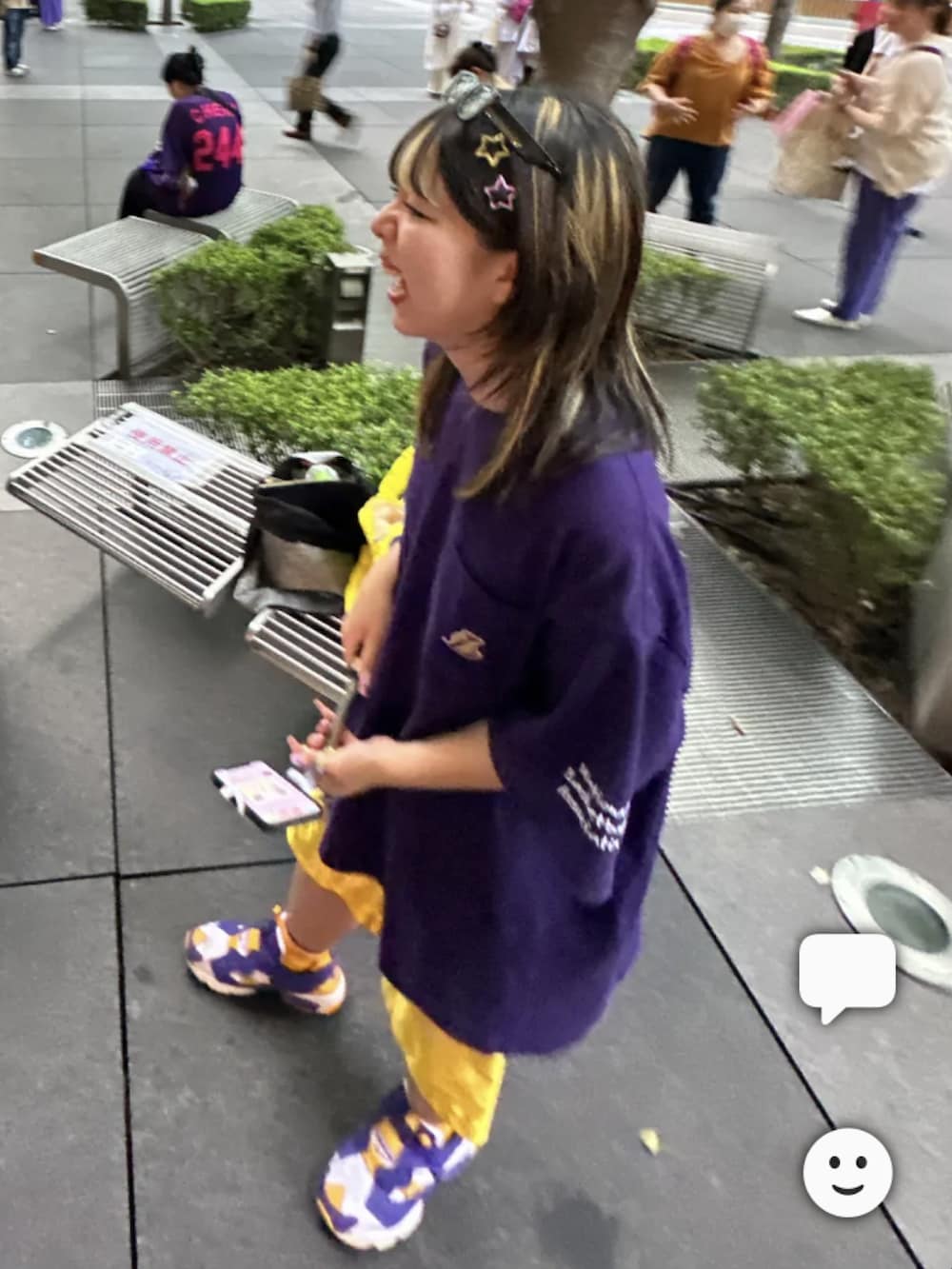 パープル系のスニーカー、パープル系のTシャツ/カットソー、イエロー系のその他パンツを着用したレディースの夏コーディネートの3枚目の写真