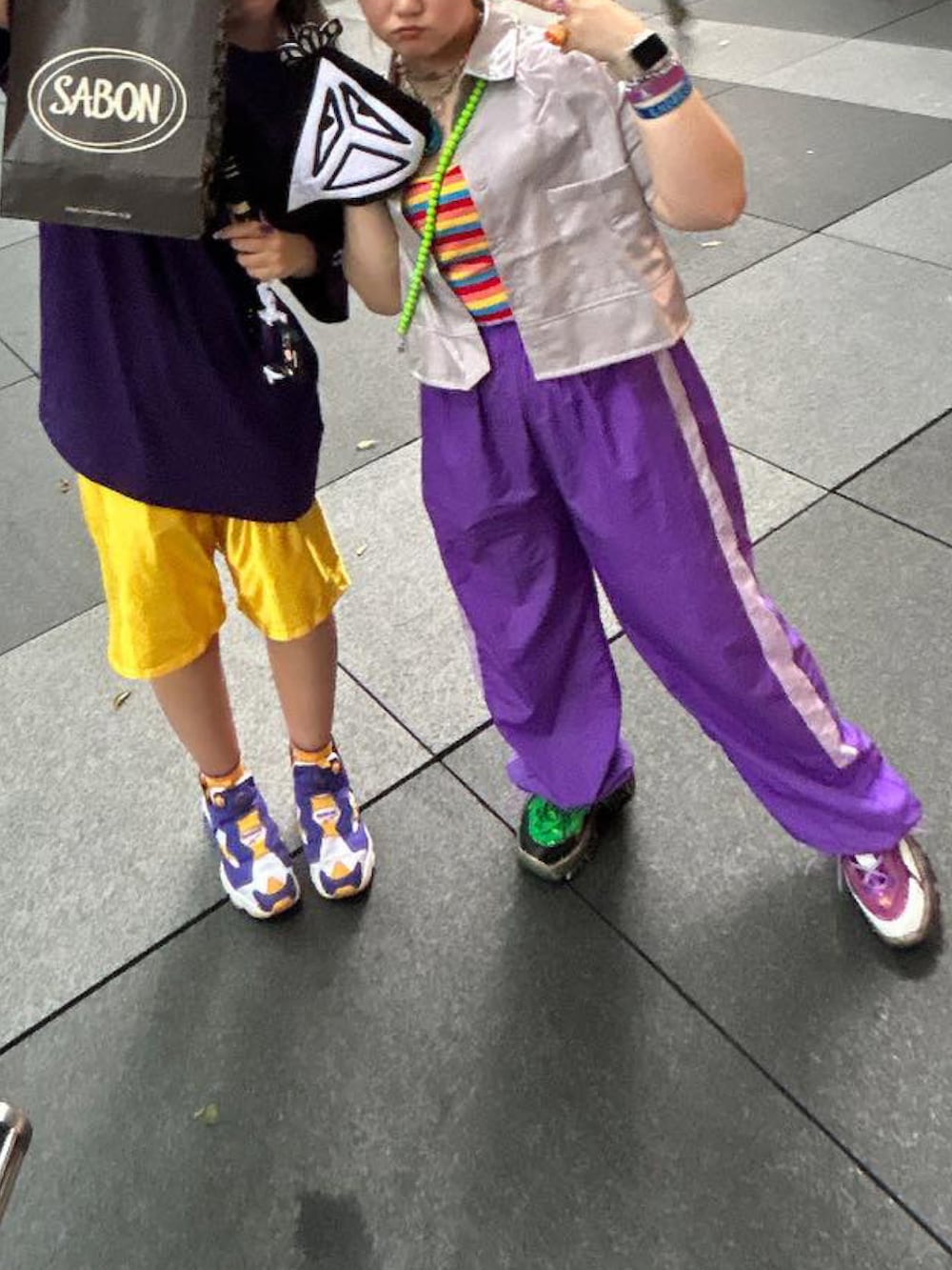 パープル系のスニーカー、パープル系のTシャツ/カットソー、イエロー系のその他パンツを着用したレディースの夏コーディネートの2枚目の写真