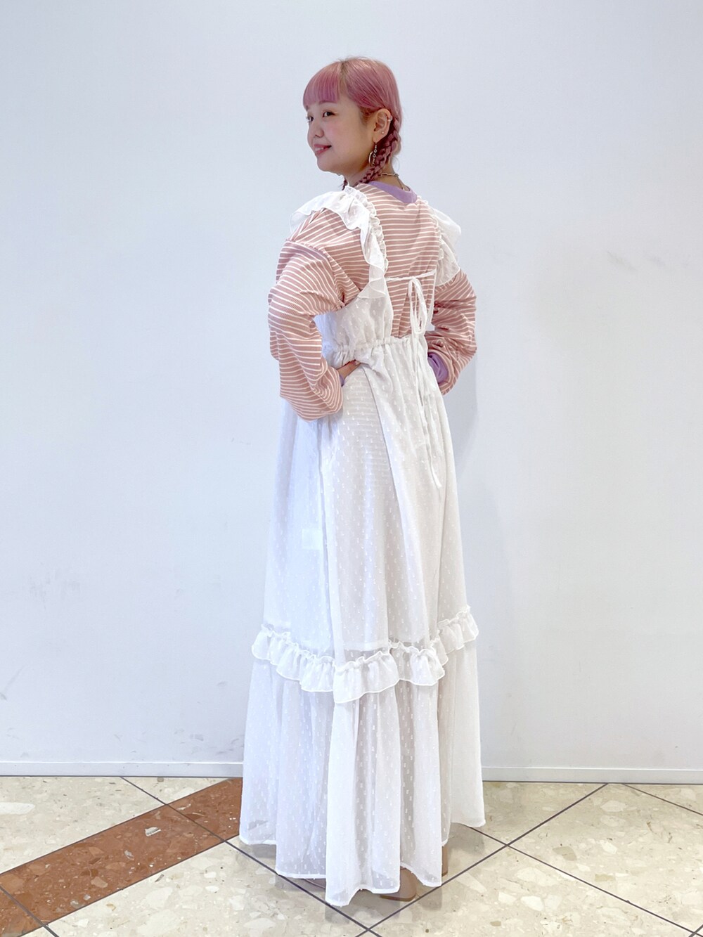 ホワイト系のワンピース、ホワイト系のTシャツ/カットソーを着用したレディースの夏コーディネートの2枚目の写真