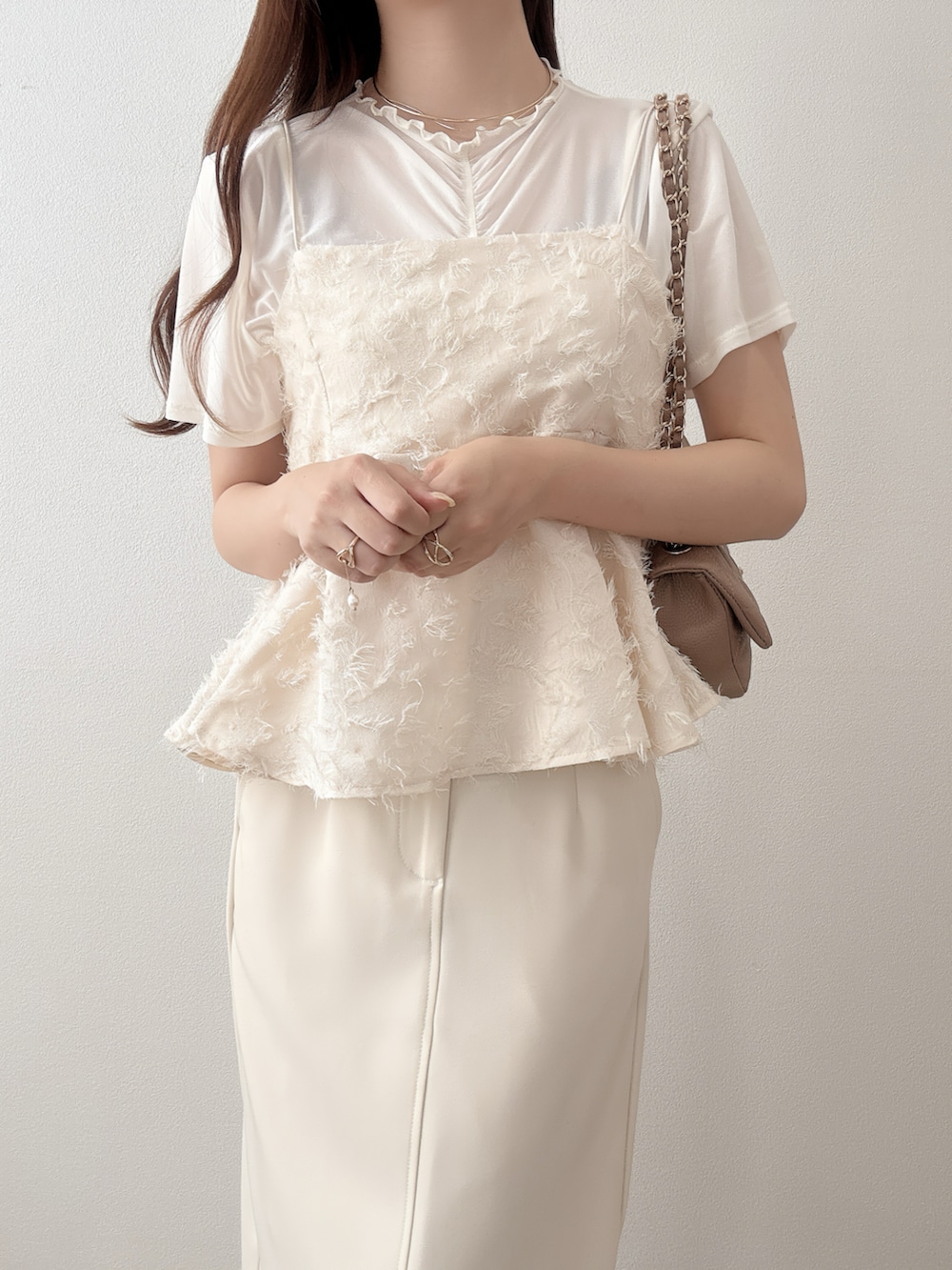 ホワイト系のサンダル、ホワイト系のスカート、ベージュ系のショルダーバッグを着用したレディースの春コーディネートの2枚目の写真