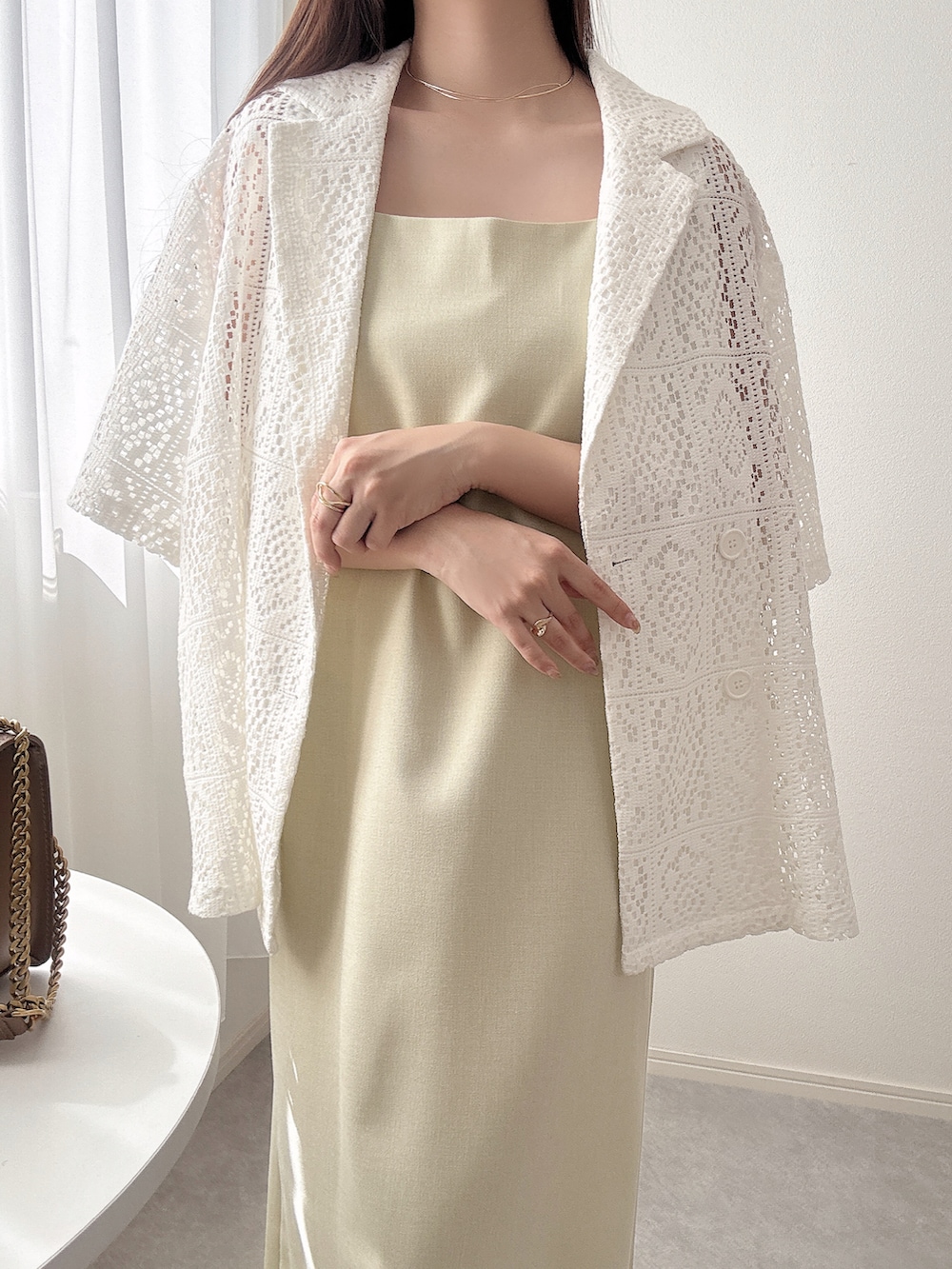 ベージュ系のワンピースを着用したレディースの春コーディネートの2枚目の写真