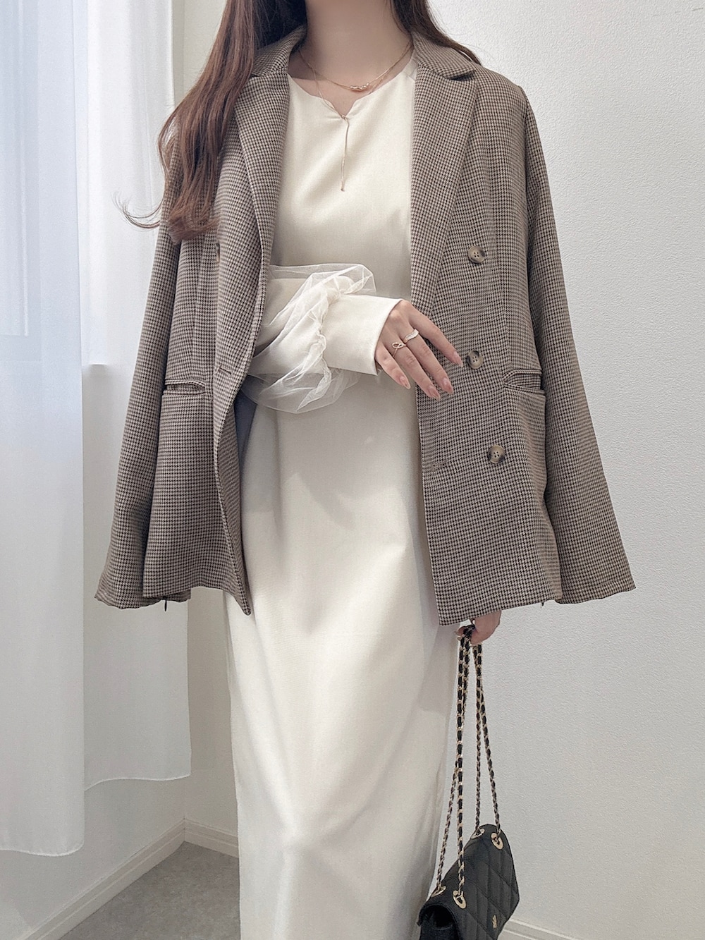 ホワイト系のワンピースを着用したレディースの秋コーディネートの2枚目の写真