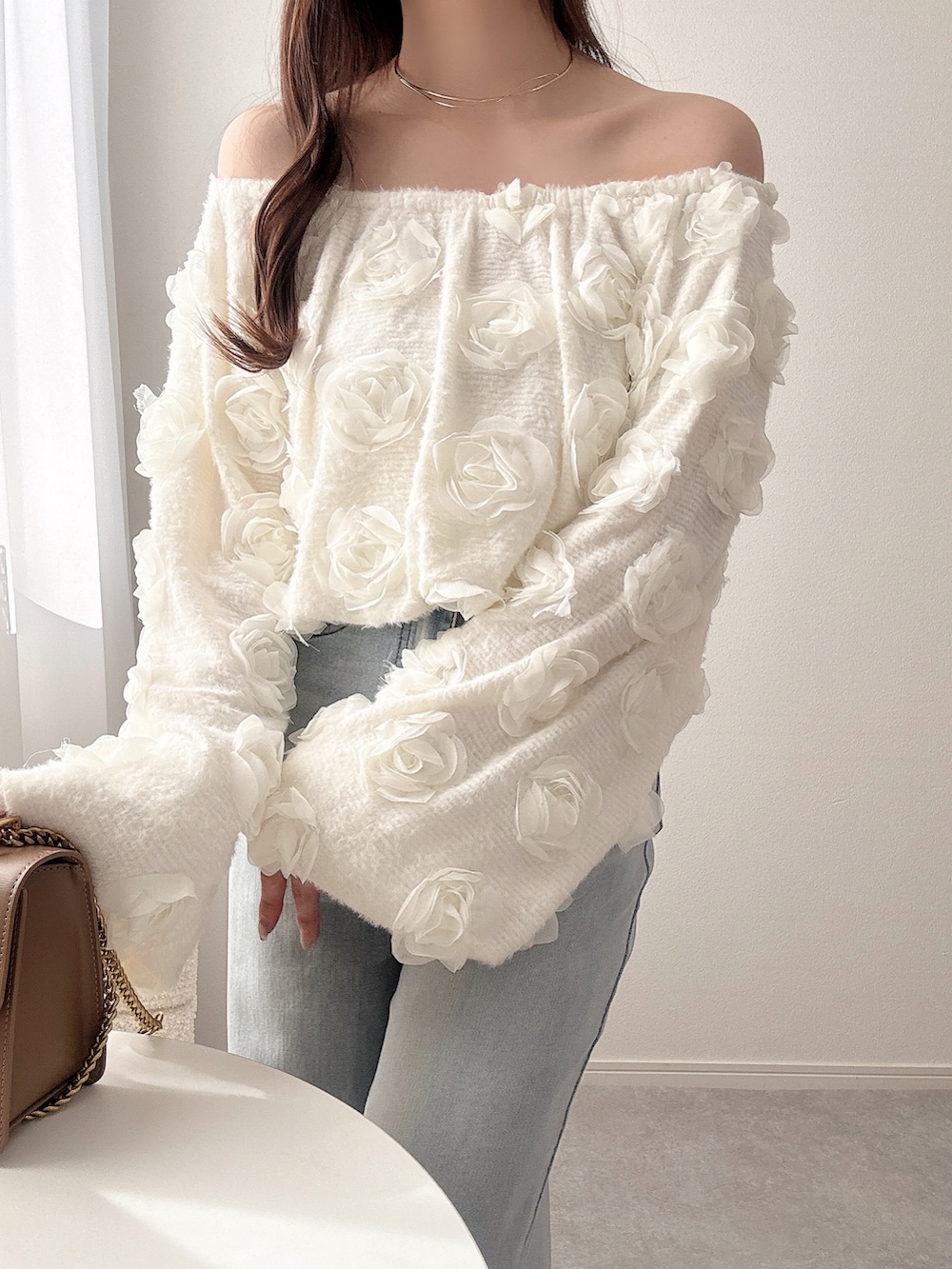 ホワイト系のシャツ/ブラウス、ブルー系のデニムパンツを着用したレディースの春コーディネートの2枚目の写真