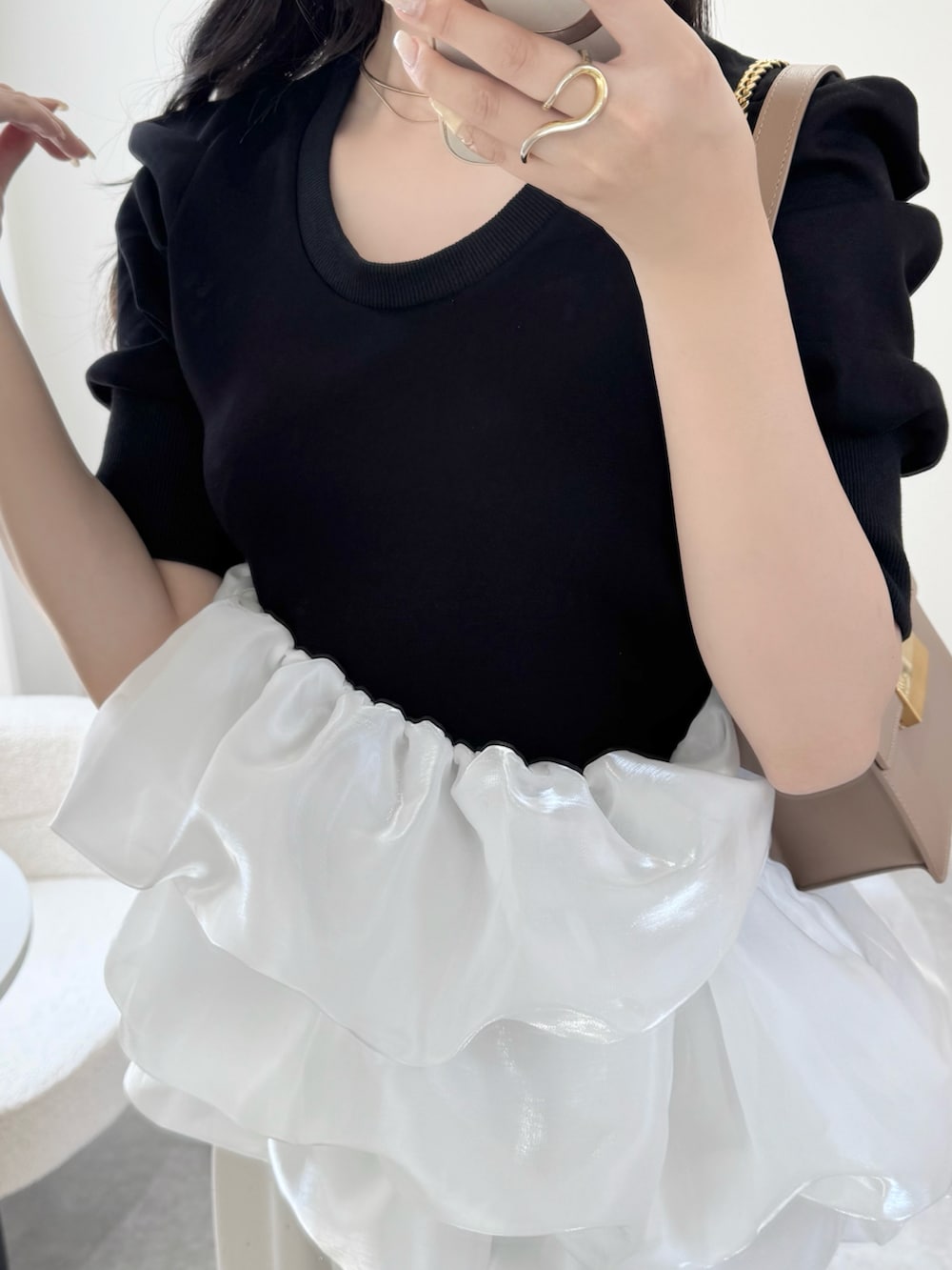 「夏ファッション、お出かけコーデ、キレイめ、大人女子、トレンド、フリル、バルーン、サンダル、大人可愛い、プチプラコーデ、ママコーデ、モノトーン」｜「mellowneonのビジュービスチェセットアップ（セットアップ、ベージュ系）」を使った、kokoさん（レディース・158cm）の夏コーディネートの2枚目の写真