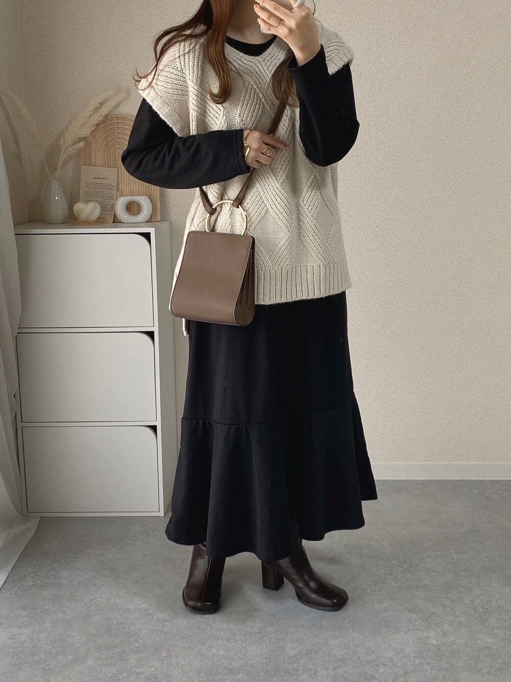 「クリスマスに着たい服、カジュアルコーデ、オトナカジュアル、冬コーデ、オトナ女子、プチプラ、プチプラコーデ、ニットコーデ、ブーツ、淡色コーデ、モノトーン、ワンピース、ママコーデ、レイヤードスタイル、ベスト」｜「しまむらのアイテム（ショルダーバッグ、ブラウン系）」を使った、kokoさん（レディース・158cm）の冬コーディネートの2枚目の写真