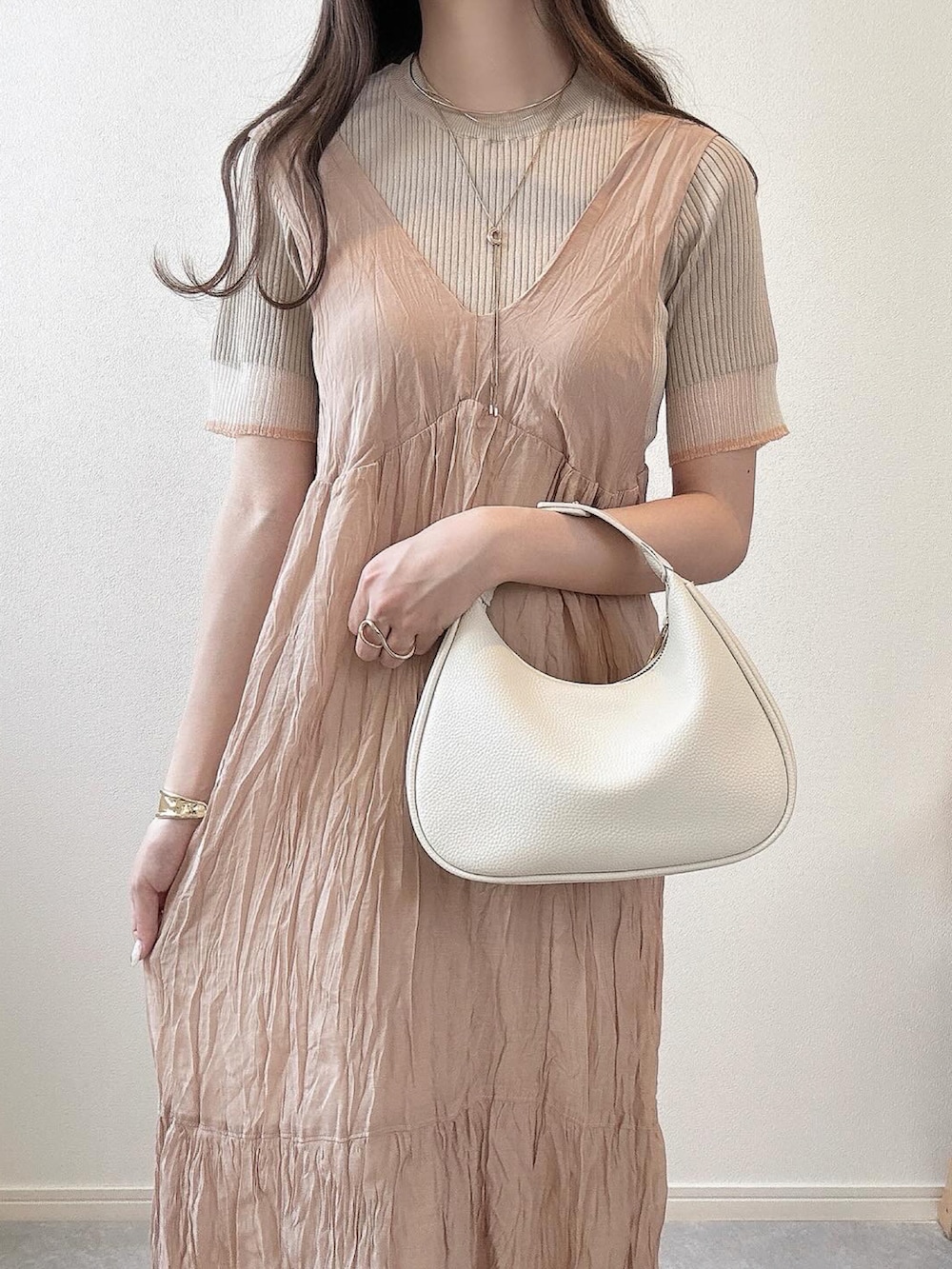 ブラウン系のワンピース/ドレス、ベージュ系のニット/セーター、ホワイト系のショルダーバッグを着用したレディースの春コーディネートの2枚目の写真