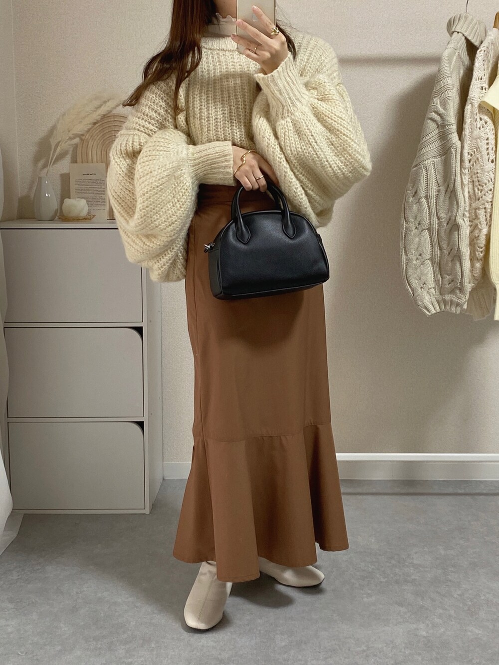 「クリスマスに着たい服、冬コーデ、オトナ女子、あったかコーデ、冬、白ニット、ニット、淡色コーデ、スカート、セットアップ、クリスマス、ブーツ、ママコーデ、きれいめカジュアル、キレイめ」｜「NEUNAのニュアンスカラーモヘアライクボリュームスリーブニット（ニット/セーター、ホワイト系）」を使った、kokoさん（レディース・158cm）の冬コーディネートの2枚目の写真