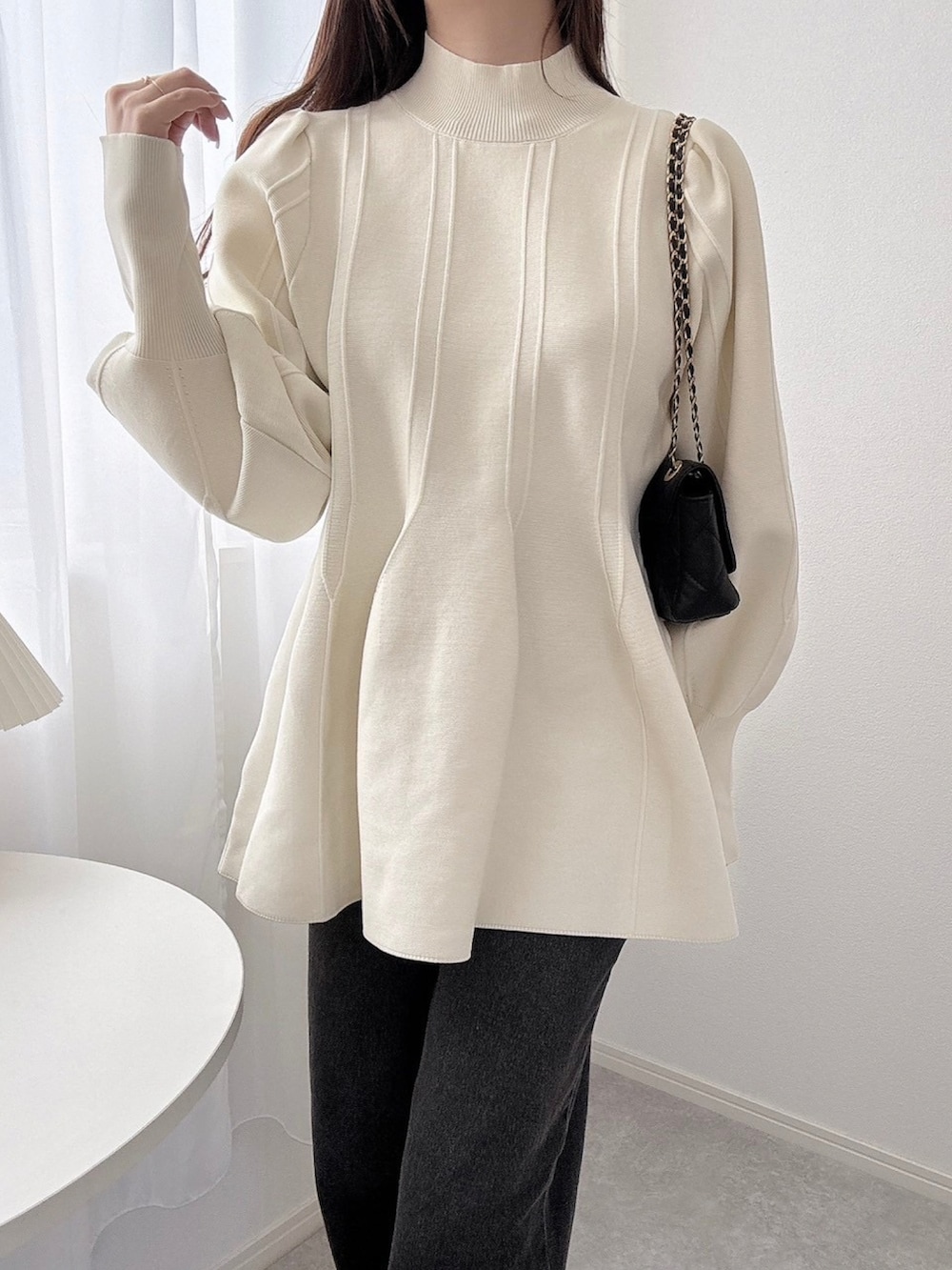 ブラック系のデニムパンツ、ホワイト系のその他トップスを着用したレディースの冬コーディネートの2枚目の写真