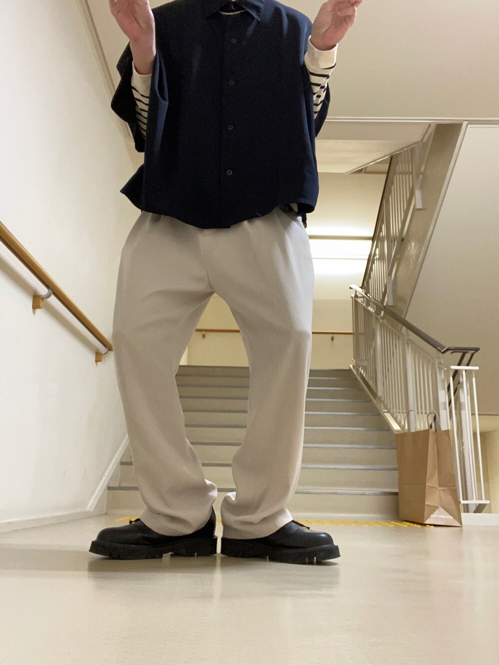 ブラック系のドレスシューズ、ホワイト系のスラックス、ブラック系のシャツ/ブラウスを着用したメンズの春コーディネートの2枚目の写真