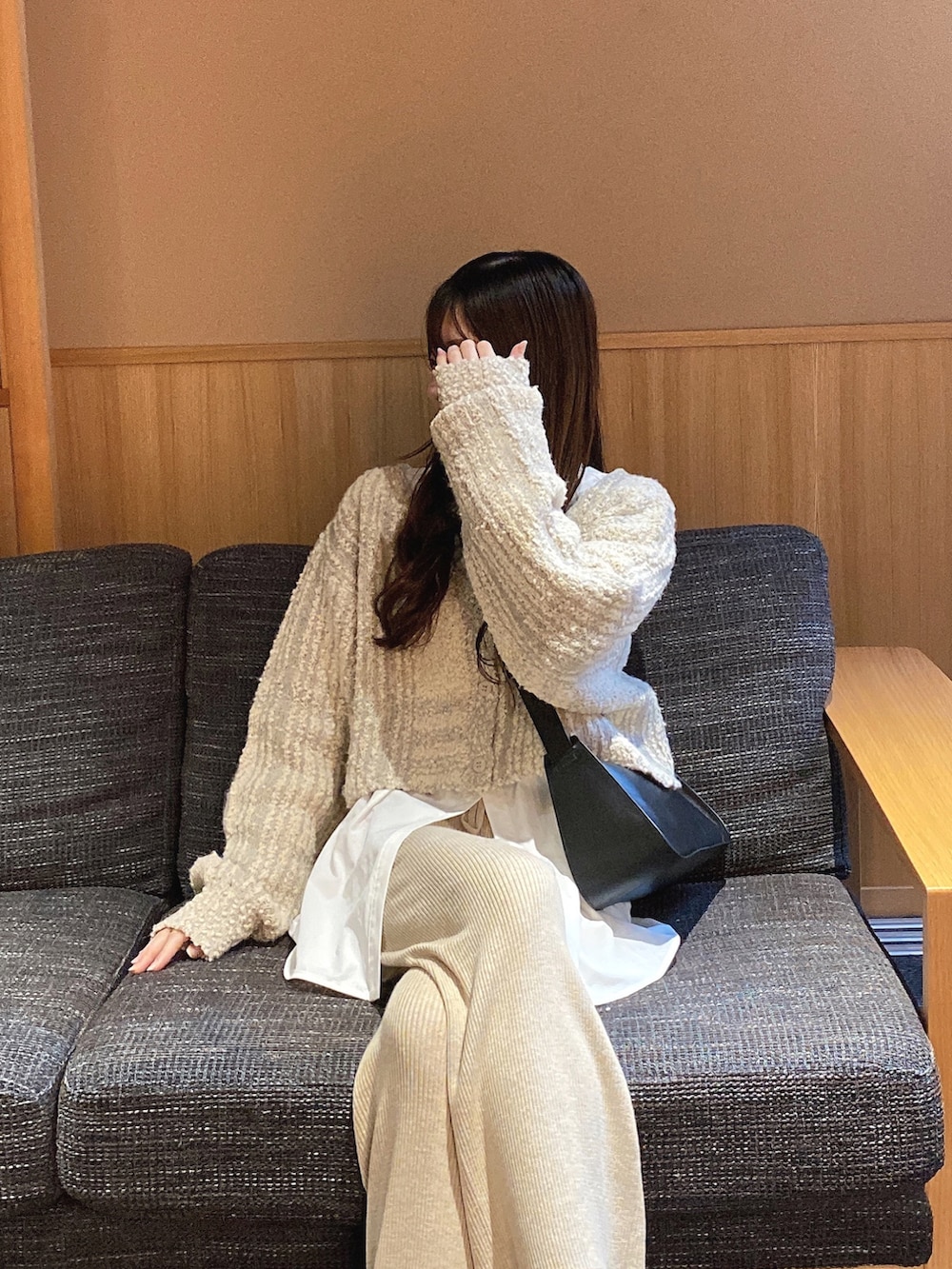 「春のおしゃ見えテクニック、きれいめカジュアル、レイヤードスタイル、レイヤード、シャツスタイル、カーディガン、ベージュ、ベージュコーデ、春ファッション、スニーカー、ニットパンツ、淡色コーデ、淡色女子、シンプル、ニットカーディガン」｜「Kastaneの【ウール混】ビーンズニットカーディガン（カーディガン/ボレロ、ホワイト系）」を使った、ゆうかさん（レディース・160cm）の春コーディネートの2枚目の写真