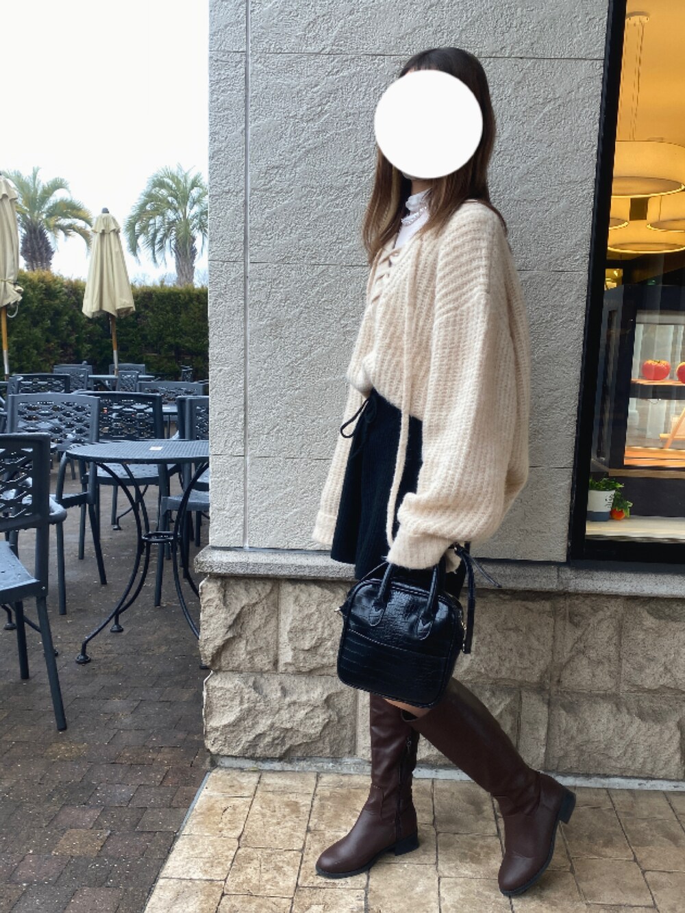 ホワイト系のニット/セーター、ホワイト系のTシャツ/カットソー、ブラック系のその他パンツを着用したレディースの春コーディネートの2枚目の写真