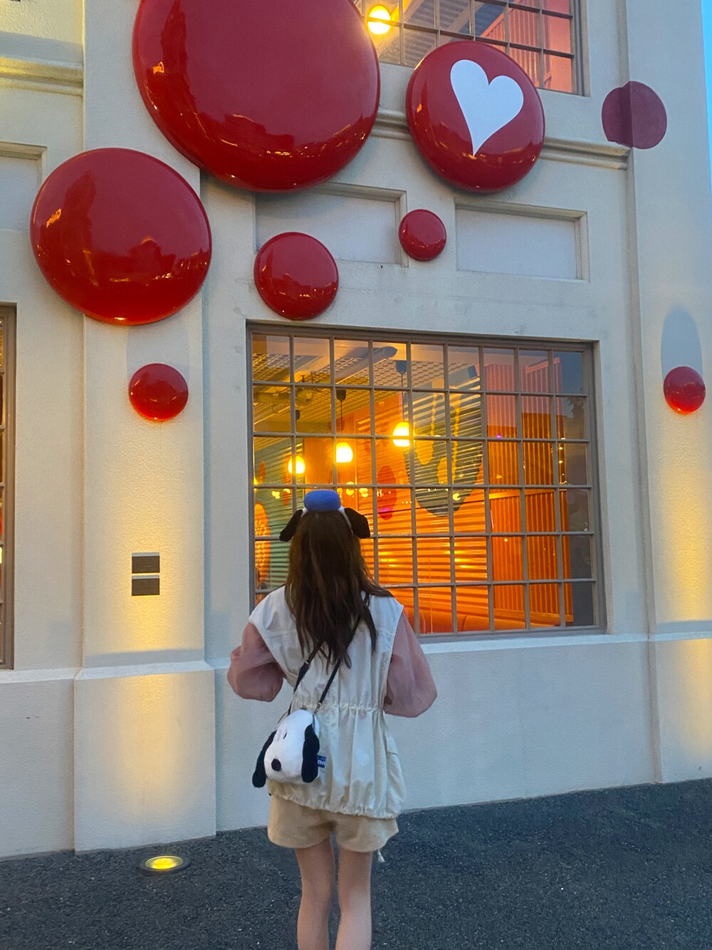 ピンク系のシャツ/ブラウス、ホワイト系のベスト、ホワイト系のその他パンツを着用したレディースの夏コーディネートの2枚目の写真