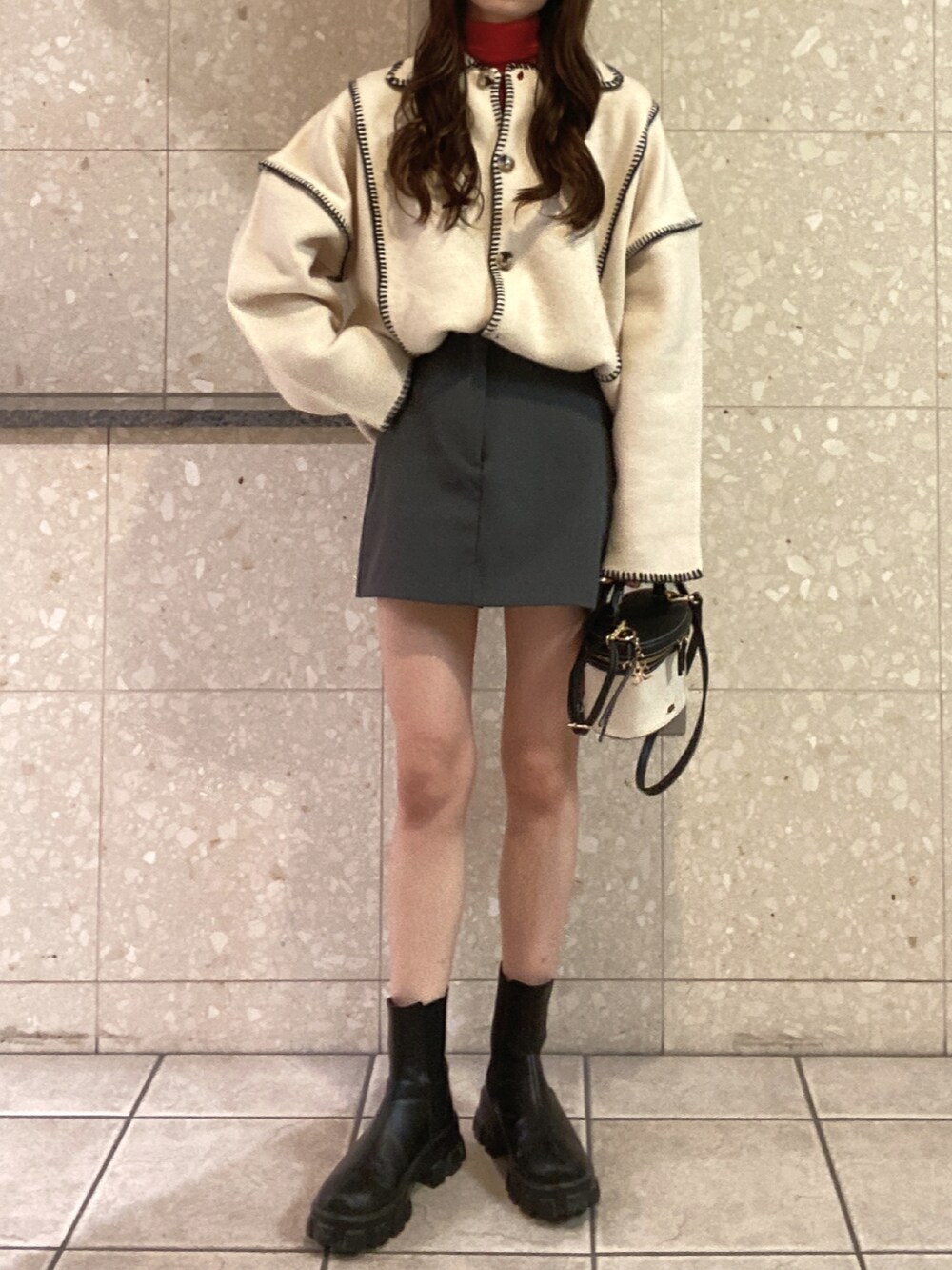 「新星WEARISTAにエントリー、WEARyouthコーデ、クリスマスに着たい服、クリスマス、冬コーデ、マイベストコーデ2023、ハイネック、赤、ステッチ、タイトスカート、レイヤードスタイル、ブーツ、ショートブーツ、ミニバッグ、タートルネック」｜「LOWRYS FARMのハンドステッチライクカーディガン　974475（カーディガン/ボレロ、ホワイト系）」を使った、ゆうかさん（レディース・160cm）の冬コーディネートの3枚目の写真