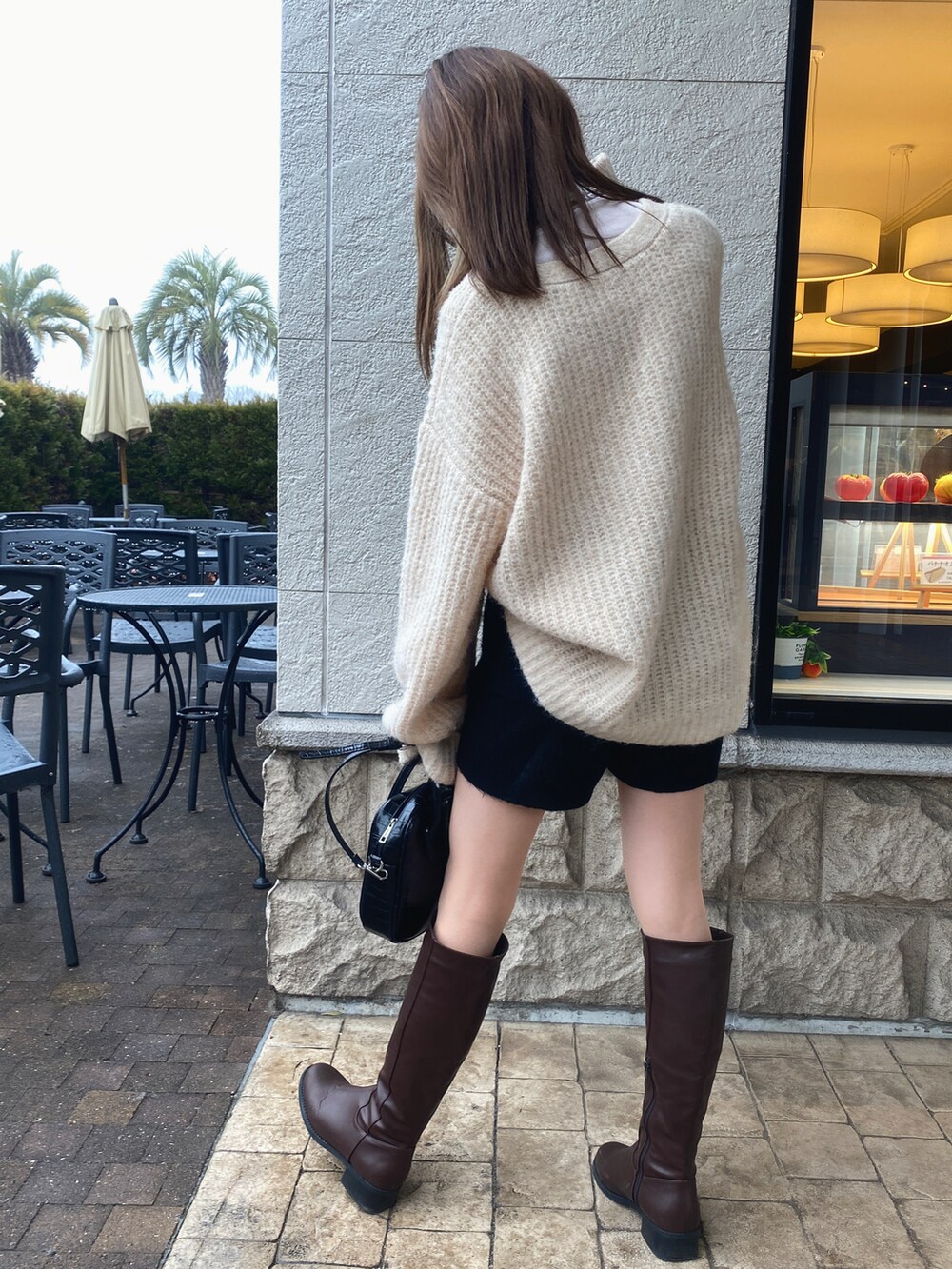 ホワイト系のニット/セーター、ホワイト系のTシャツ/カットソー、ブラック系のその他パンツを着用したレディースの春コーディネートの3枚目の写真