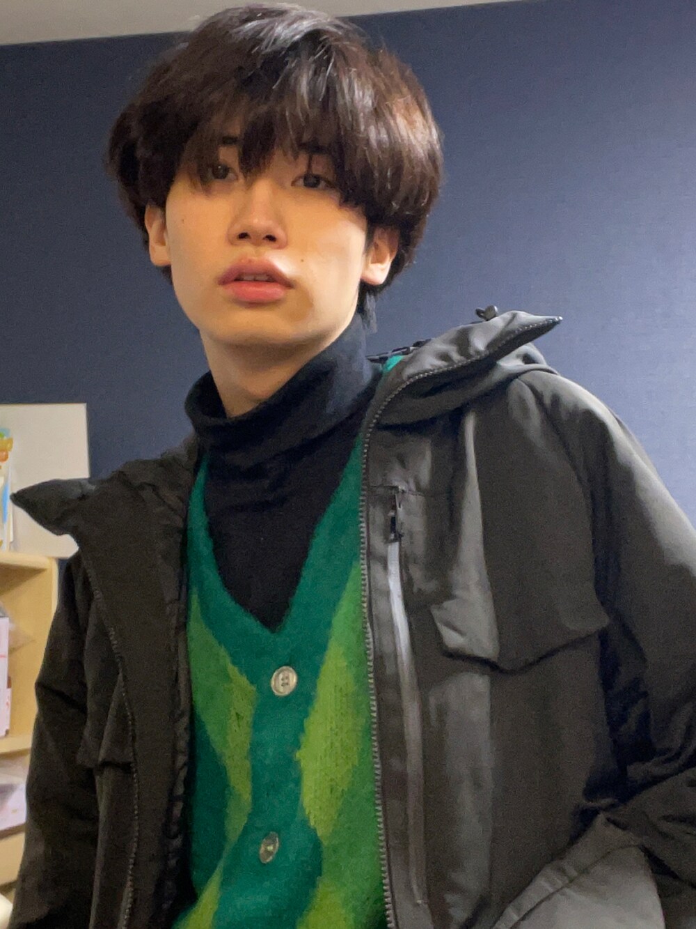 「ユニクロ、UNIQLO、未来のWEARISTAプロジェクト」｜「WHO'S WHO galleryの【KOOKY'N/クーキー】ウール混アーガイルモヘアライクカーディガン（カーディガン/ボレロ、グリーン系）」を使った、シンノスケさん（メンズ・174cm）の冬コーディネートの2枚目の写真