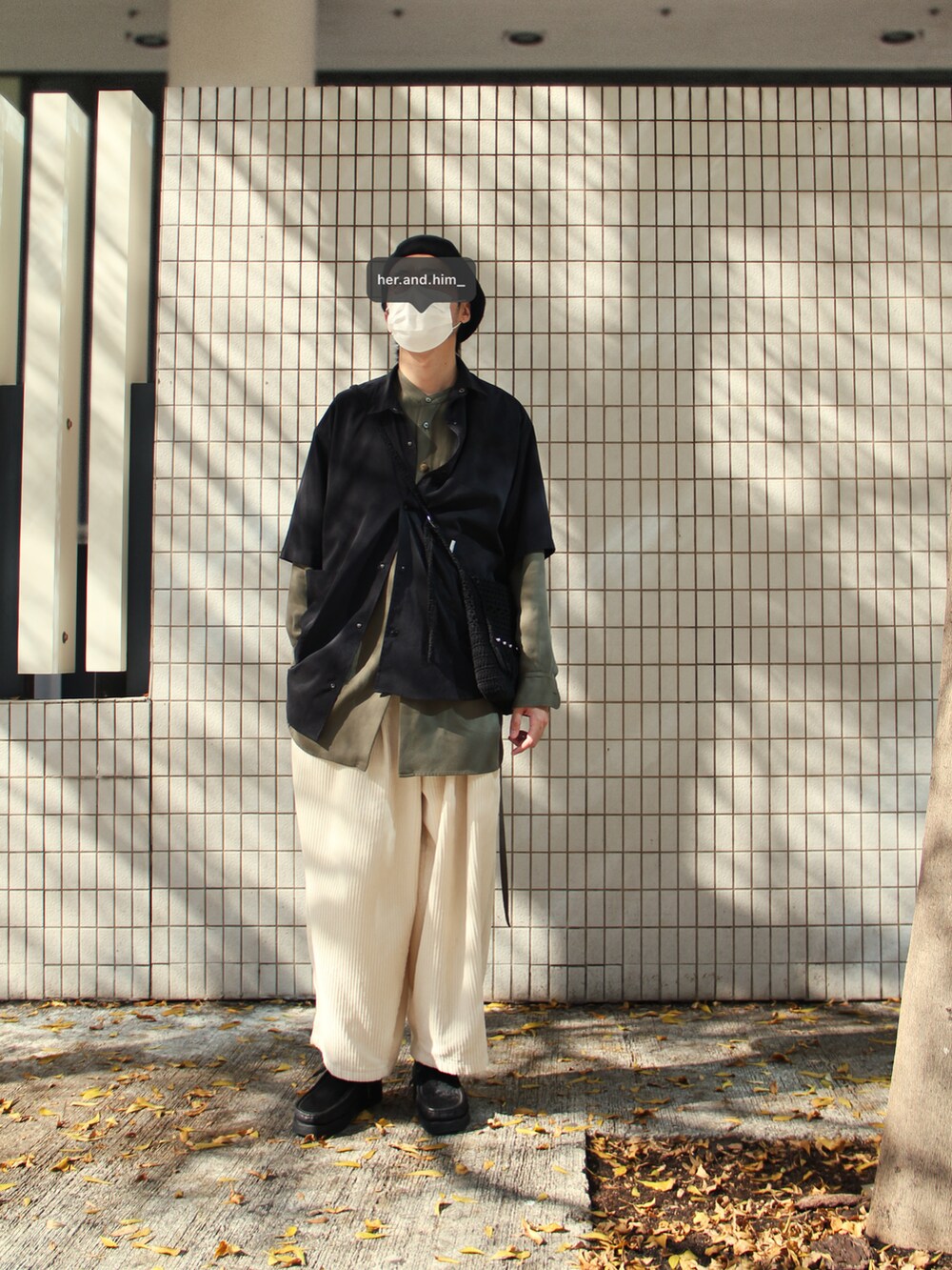 ブラック系のシャツ/ブラウス、ブラック系のシューズ、グリーン系のシャツ/ブラウスを着用したメンズの春コーディネートの2枚目の写真