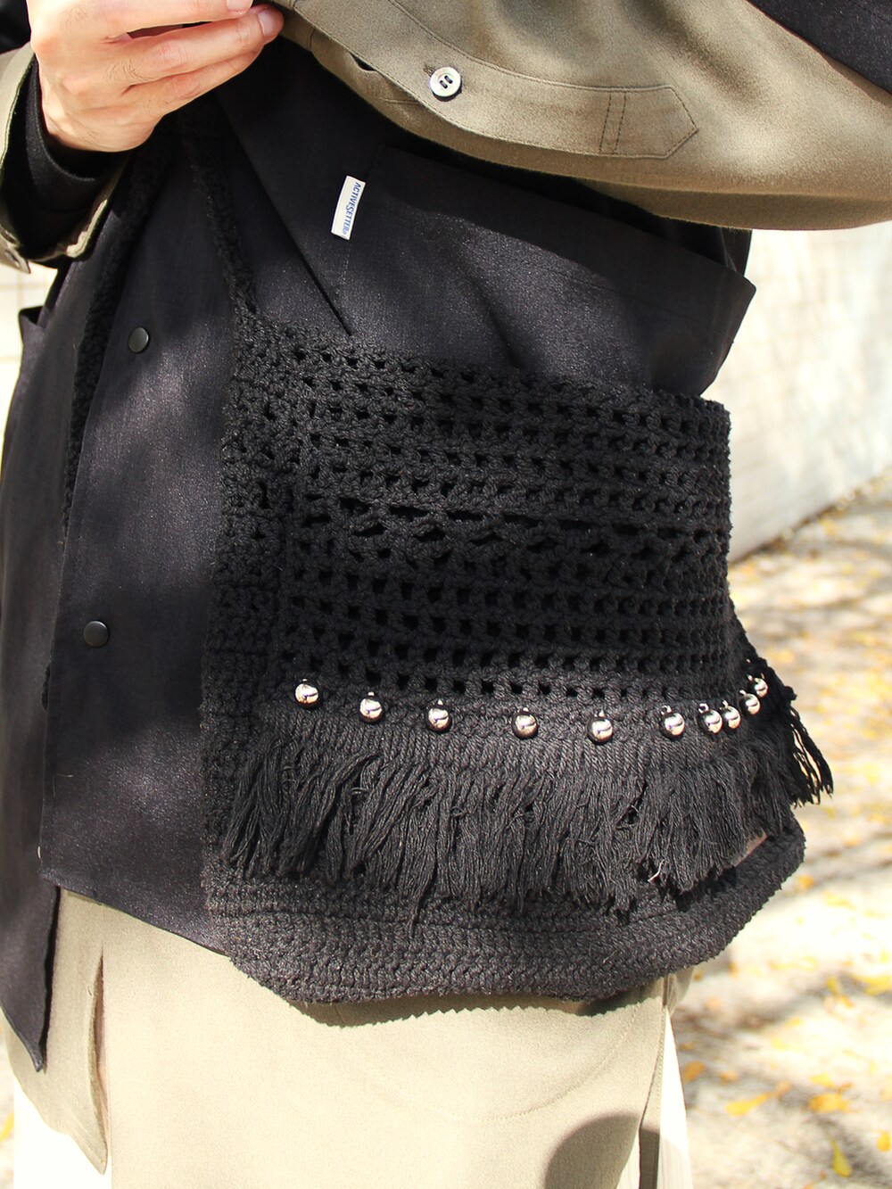 ブラック系のシャツ/ブラウス、ブラック系のシューズ、グリーン系のシャツ/ブラウスを着用したメンズの春コーディネートの3枚目の写真