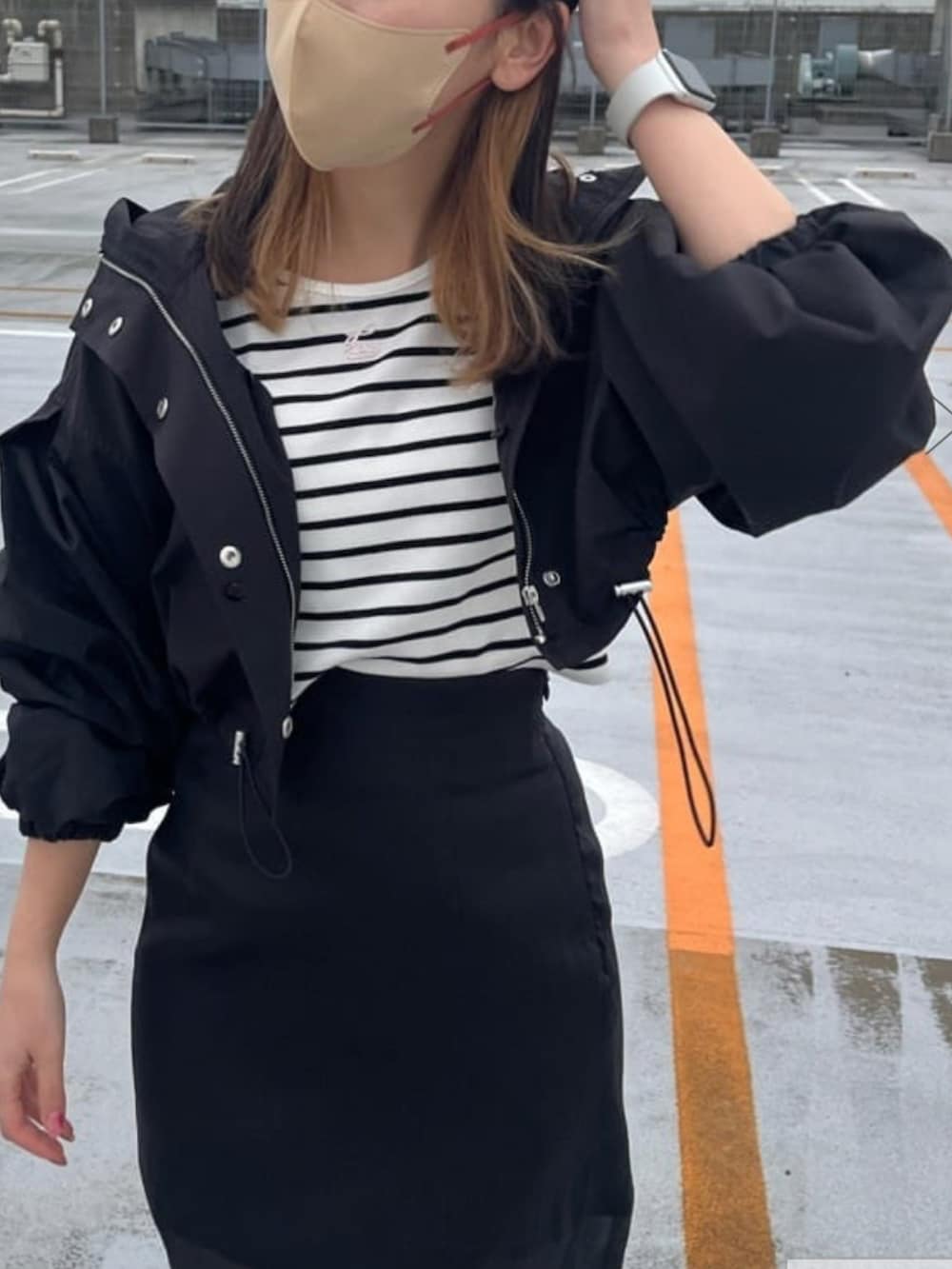 ブラック系のマウンテンパーカーを着用したレディースの冬コーディネートの3枚目の写真