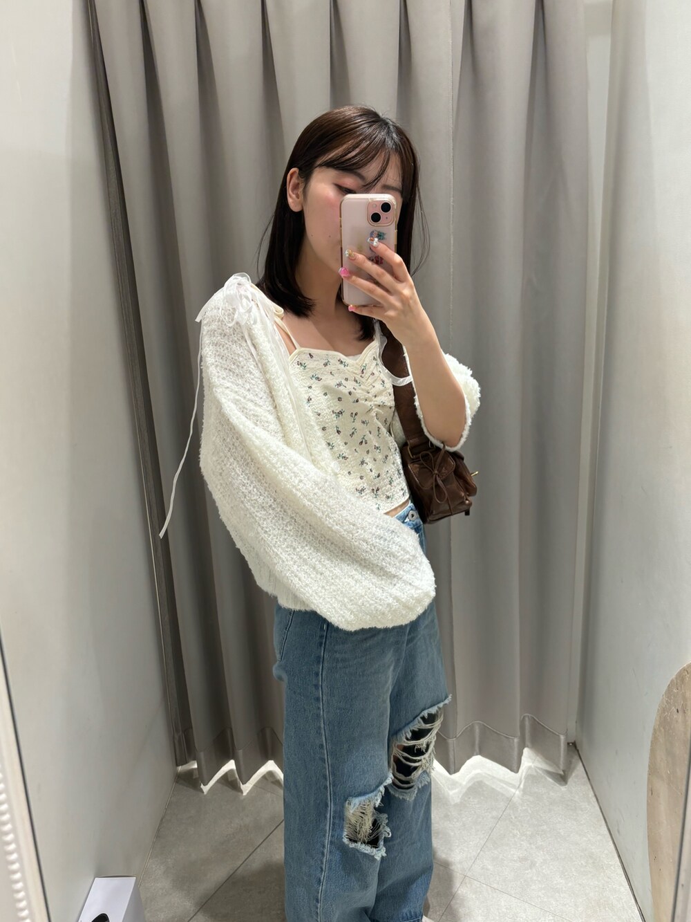 ブルー系のデニムパンツ、ホワイト系のカーディガン/ボレロ、ホワイト系のカーディガン/ボレロを着用したレディースの夏コーディネートの2枚目の写真