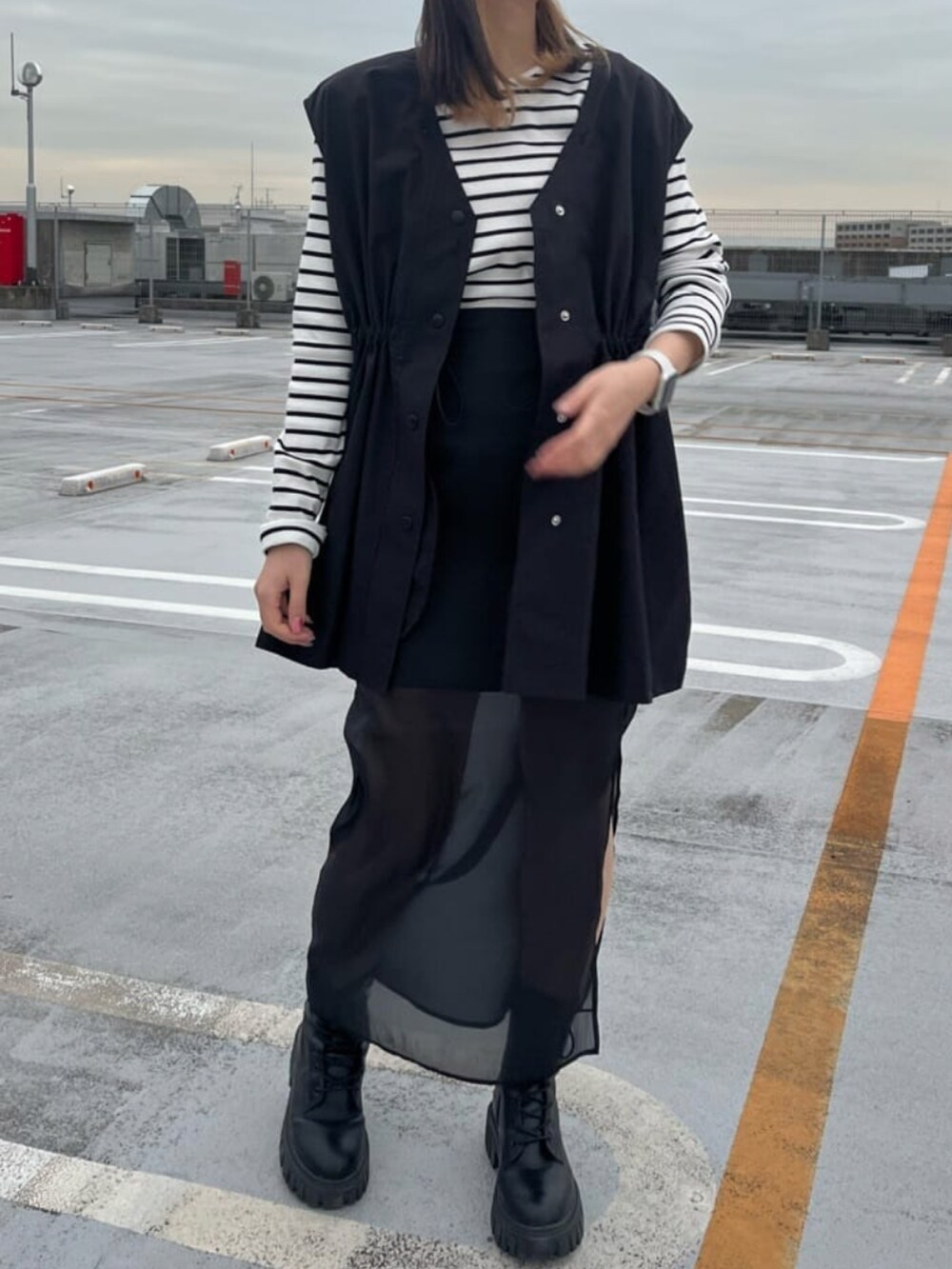 ブラック系のマウンテンパーカーを着用したレディースの冬コーディネートの4枚目の写真