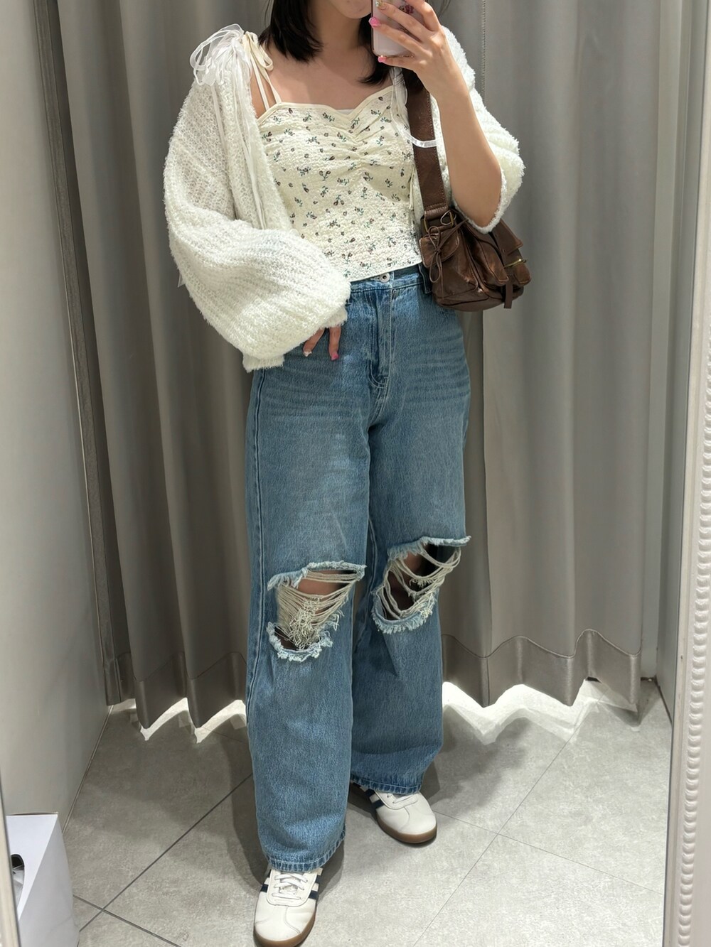 ブルー系のデニムパンツ、ホワイト系のカーディガン/ボレロ、ホワイト系のカーディガン/ボレロを着用したレディースの夏コーディネートの3枚目の写真