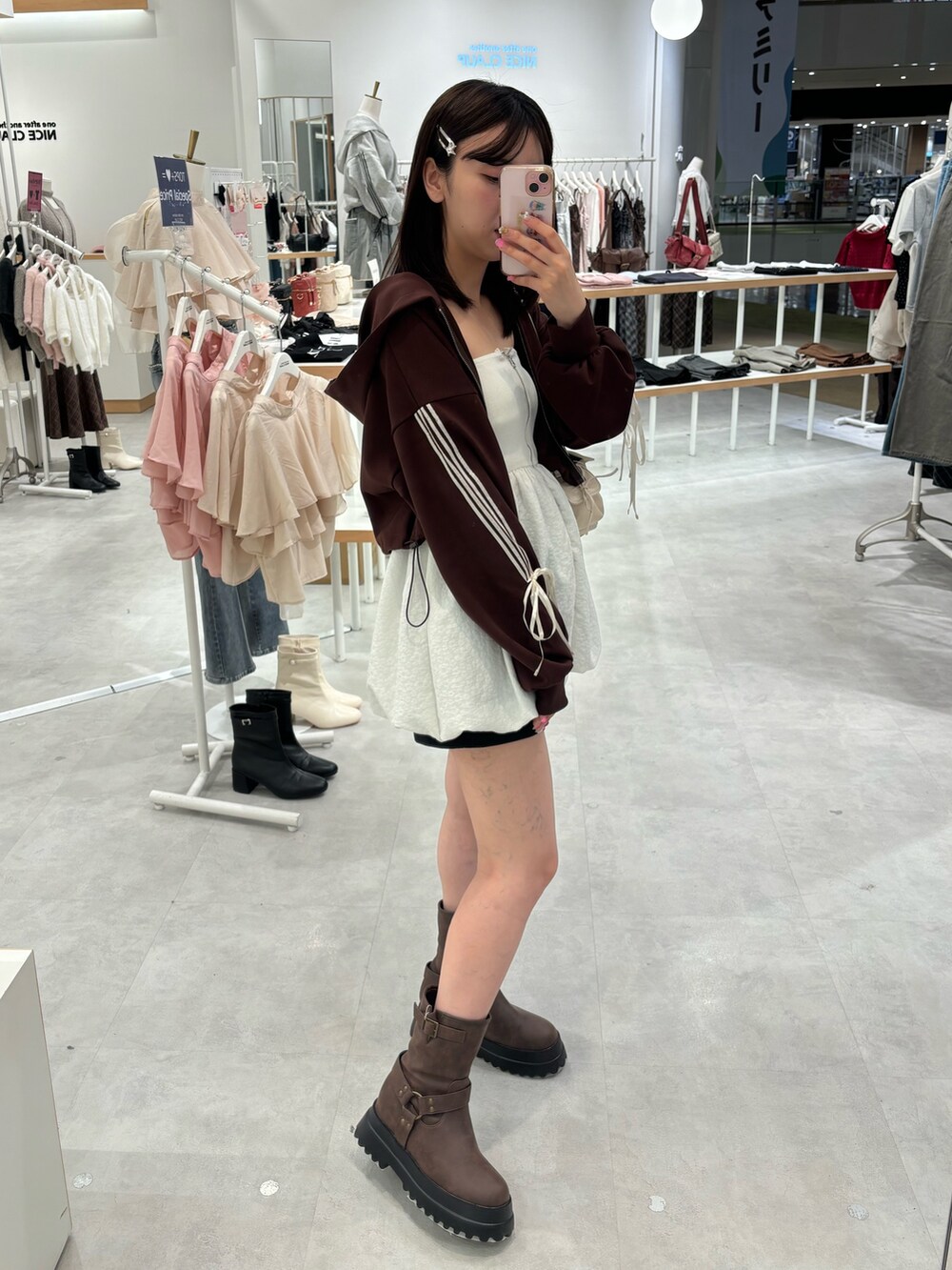 ブラウン系のパーカー、ブラウン系のブーツを着用したレディースの秋コーディネートの2枚目の写真