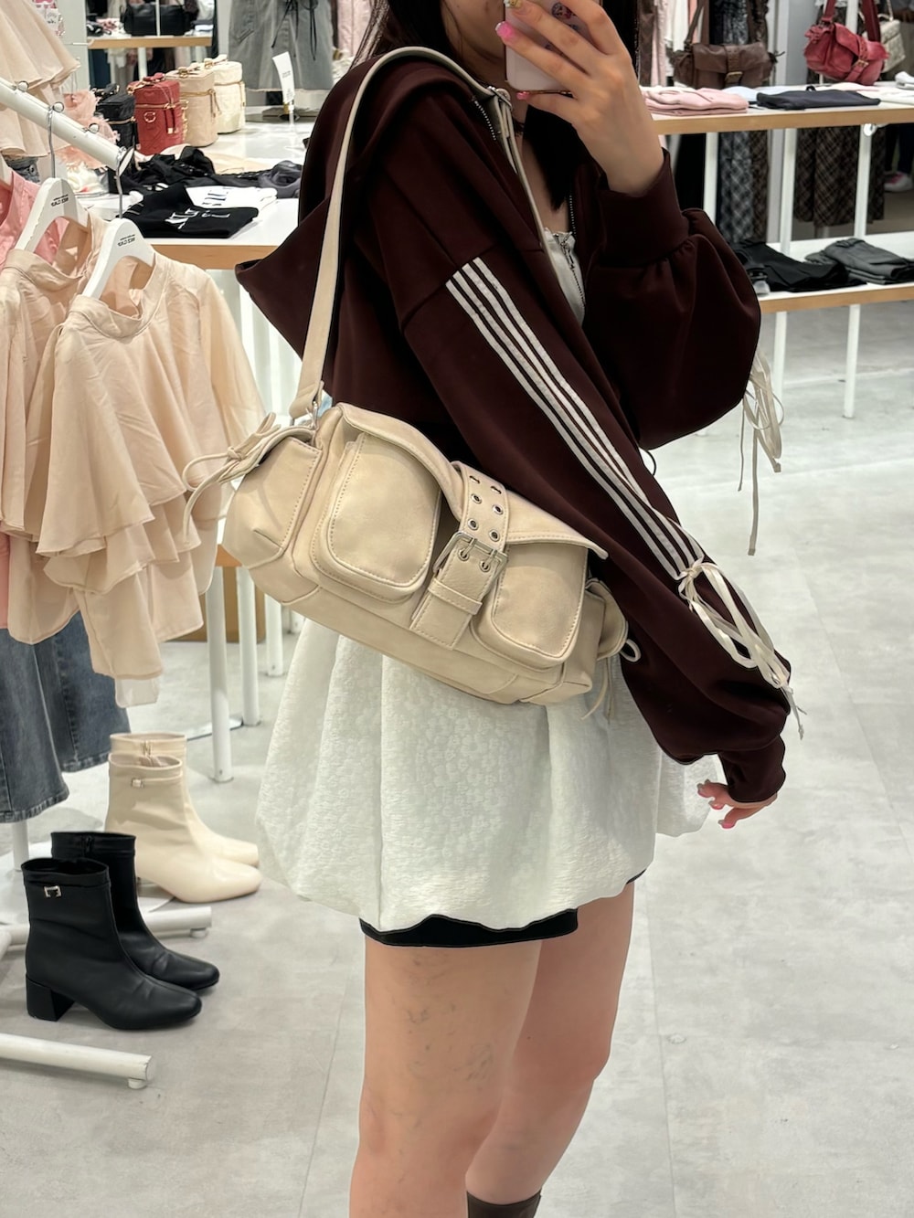 ブラウン系のパーカー、ブラウン系のブーツを着用したレディースの秋コーディネートの3枚目の写真