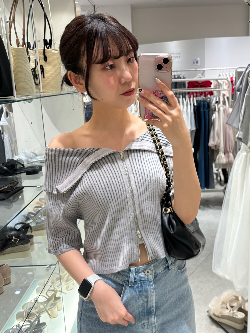 「ナイスクラップ、ジップアップニット、グレーコーデ、デニム、デニムスカート、デニムスカートロング丈、オトナ女子、カジュアルコーデ、トレンド」｜「one after another NICE CLAUPの【OTONA NICE】デニムスカート/SML展開（デニムスカート、ブルー系）」を使った、きよみさん（レディース・158cm）の春コーディネートの2枚目の写真