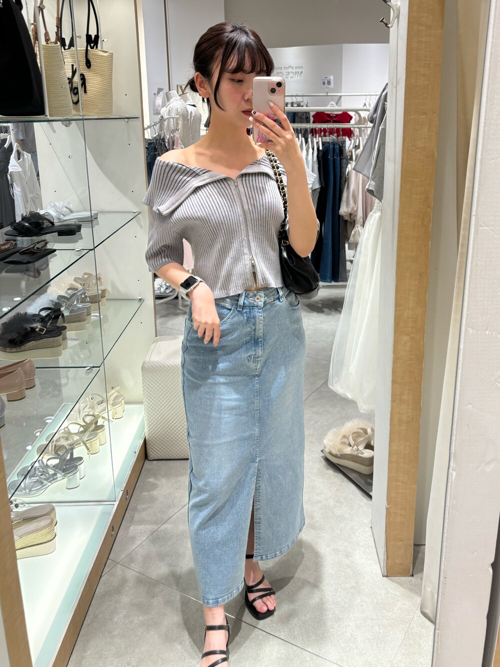 「ナイスクラップ、ジップアップニット、グレーコーデ、デニム、デニムスカート、デニムスカートロング丈、オトナ女子、カジュアルコーデ、トレンド」｜「one after another NICE CLAUPの【OTONA NICE】デニムスカート/SML展開（デニムスカート、ブルー系）」を使った、きよみさん（レディース・158cm）の春コーディネートの4枚目の写真