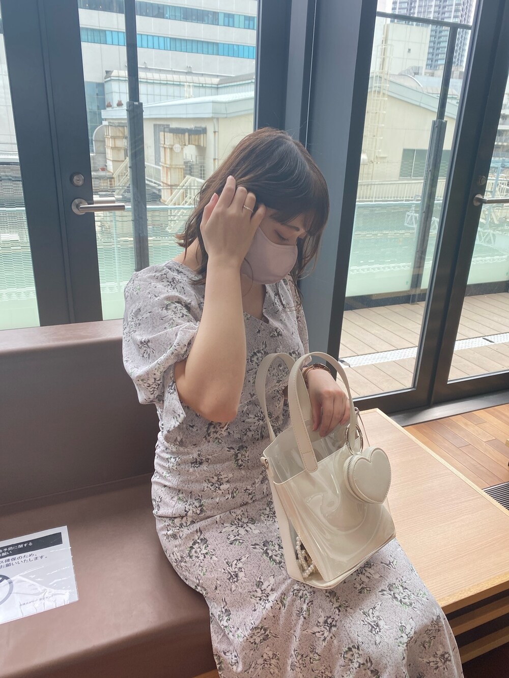 グレー系のワンピース、ホワイト系のサンダル、ホワイト系のショルダーバッグを着用したレディースの春コーディネートの5枚目の写真