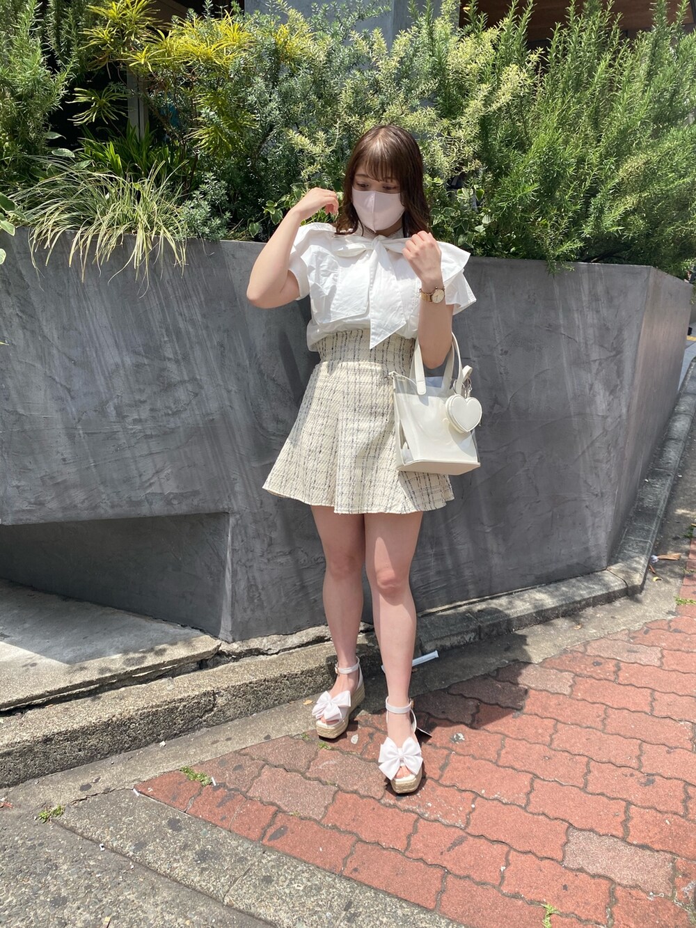 ホワイト系のシャツ/ブラウス、ホワイト系のスカート、ホワイト系のショルダーバッグを着用したレディースの春コーディネートの4枚目の写真