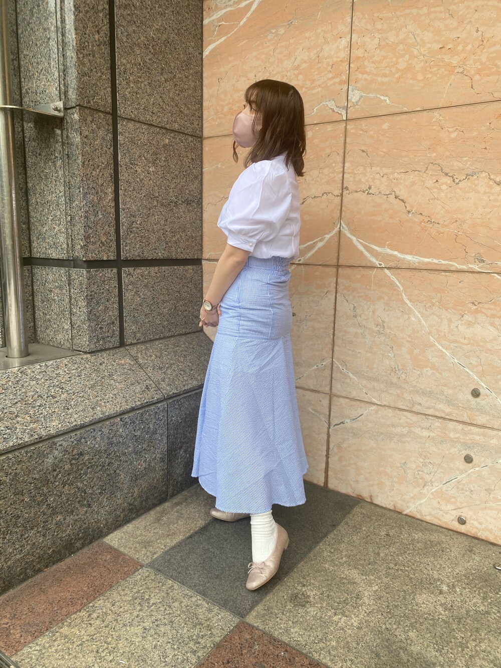 ホワイト系のシャツ/ブラウス、ブルー系のスカートを着用したレディースの春コーディネートの3枚目の写真
