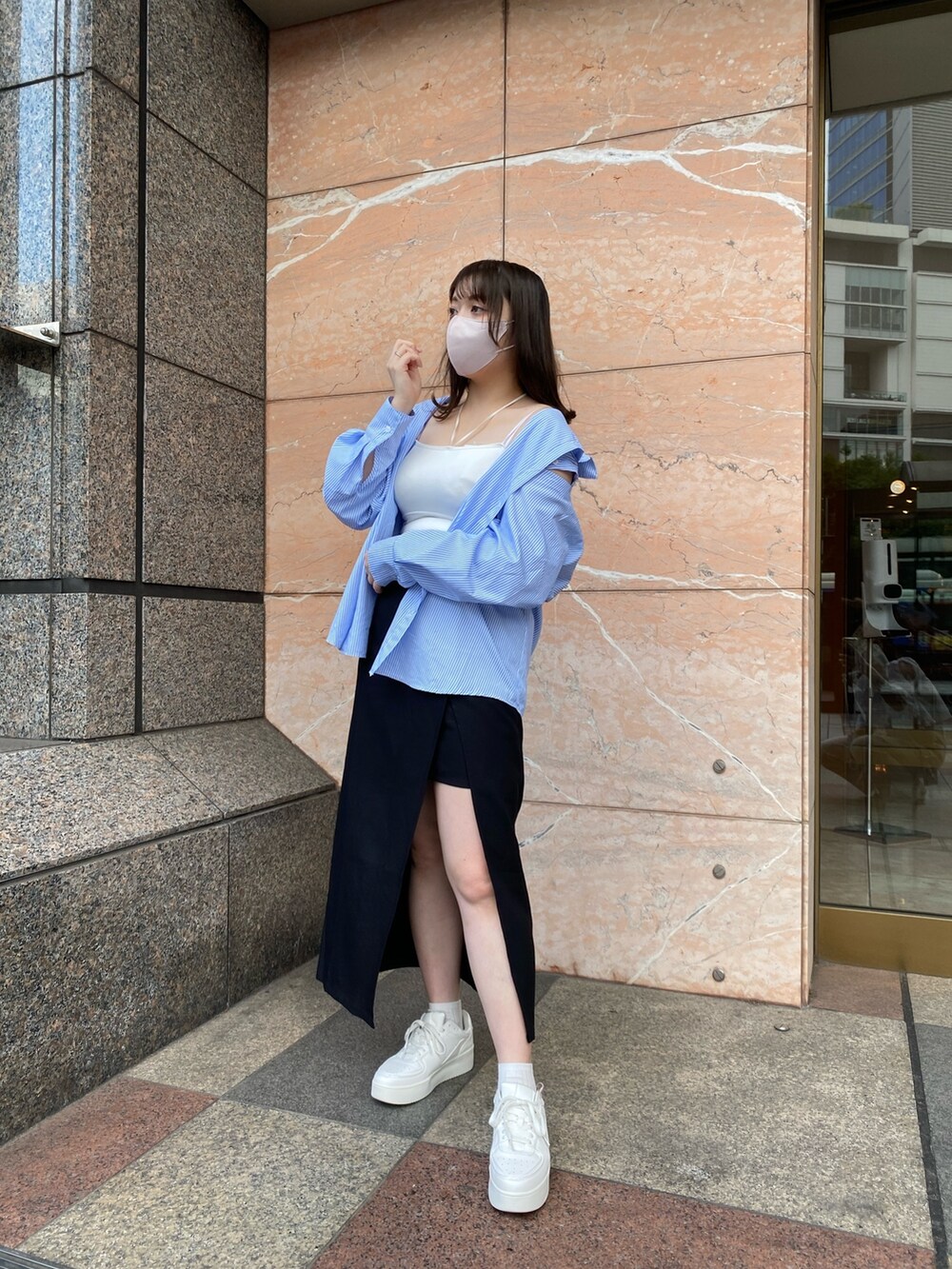 ブルー系のシャツ/ブラウス、ホワイト系のキャミソール、ブラック系のスカートを着用したレディースの夏コーディネートの3枚目の写真