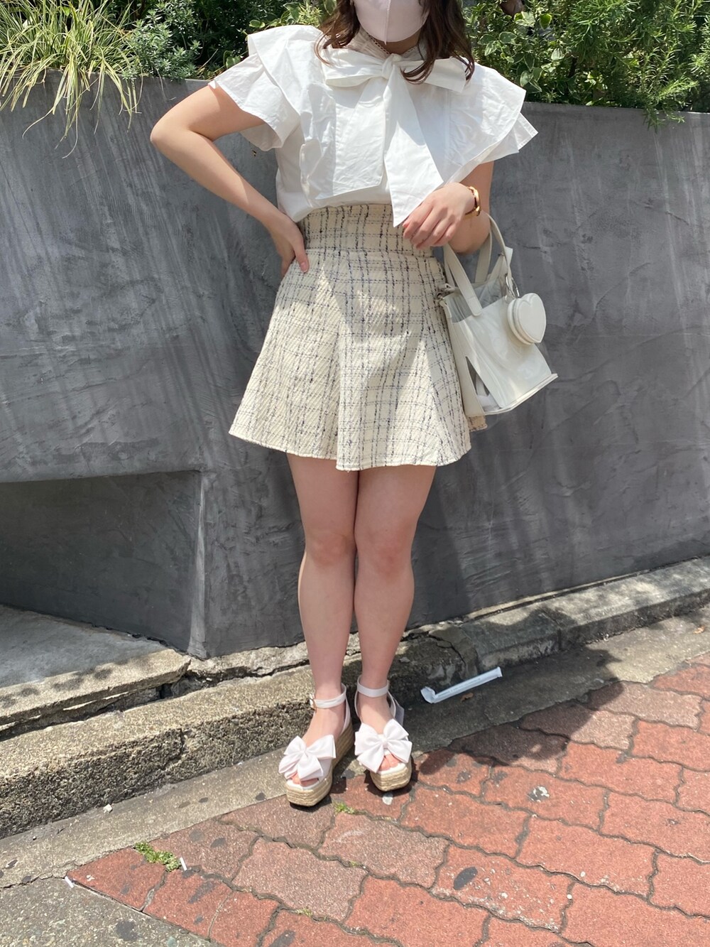 ホワイト系のシャツ/ブラウス、ホワイト系のスカート、ホワイト系のショルダーバッグを着用したレディースの春コーディネートの2枚目の写真