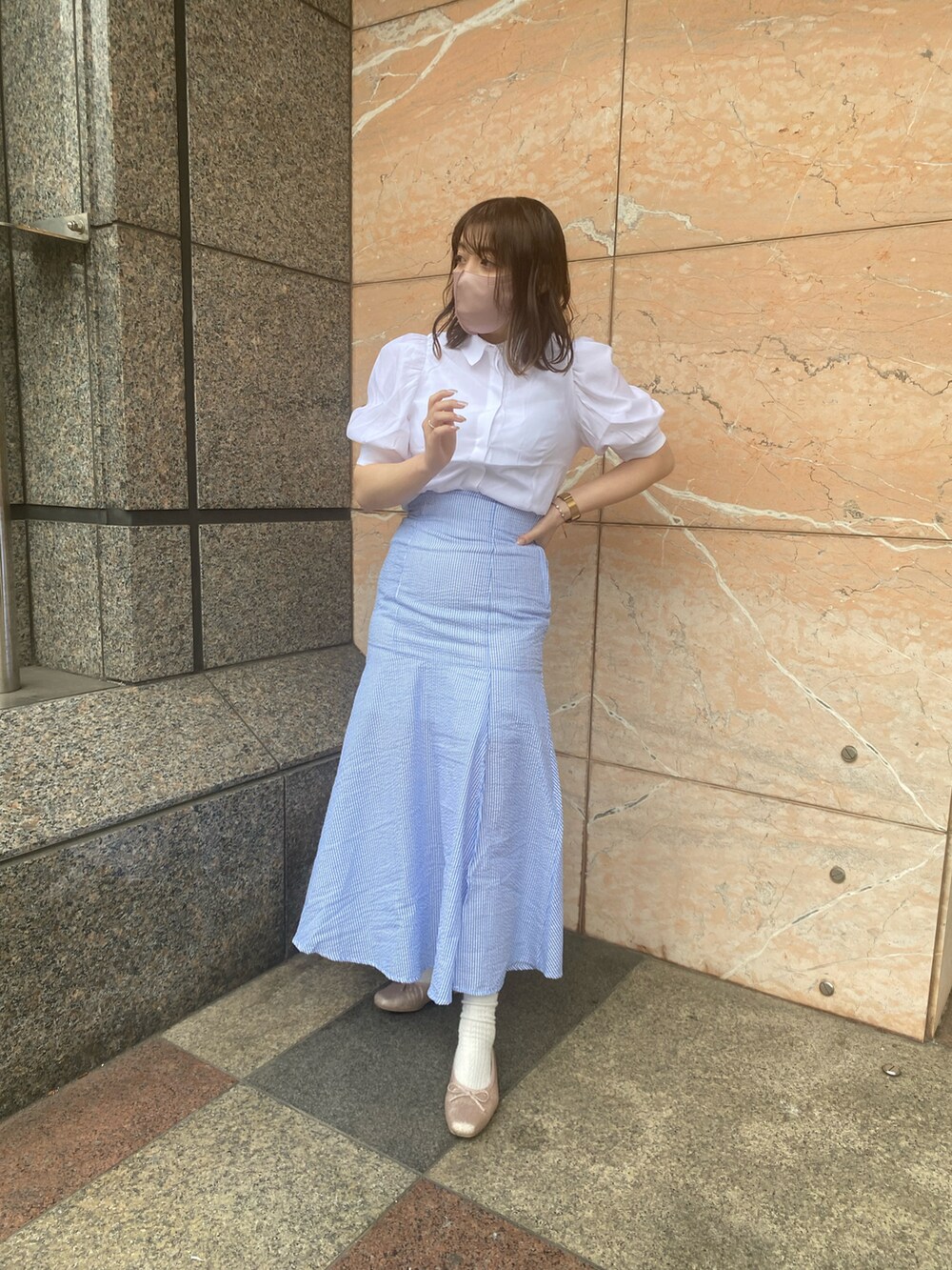 ホワイト系のシャツ/ブラウス、ブルー系のスカートを着用したレディースの春コーディネートの2枚目の写真