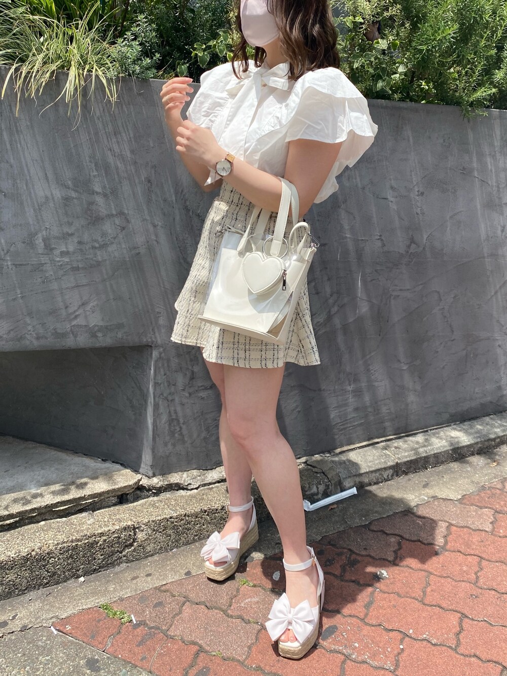 ホワイト系のシャツ/ブラウス、ホワイト系のスカート、ホワイト系のショルダーバッグを着用したレディースの春コーディネートの3枚目の写真