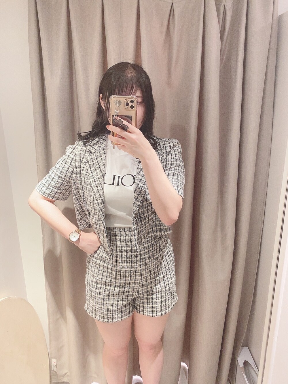 ブラック系のテーラードジャケット、ブラック系のその他パンツ、ホワイト系のTシャツ/カットソーを着用したレディースの夏コーディネートの2枚目の写真