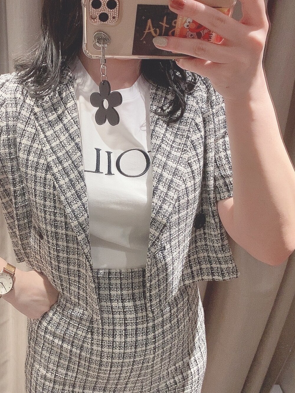 ブラック系のテーラードジャケット、ブラック系のその他パンツ、ホワイト系のTシャツ/カットソーを着用したレディースの夏コーディネートの4枚目の写真