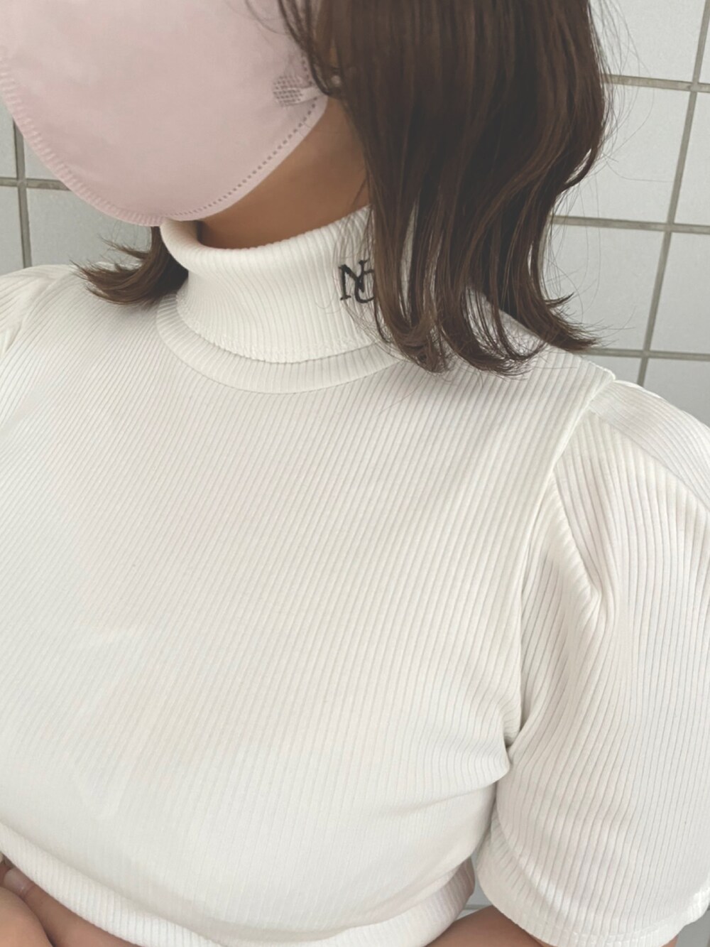 ホワイト系のTシャツ/カットソー、ホワイト系のスカート、ピンク系のマスクを着用したレディースの春コーディネートの3枚目の写真